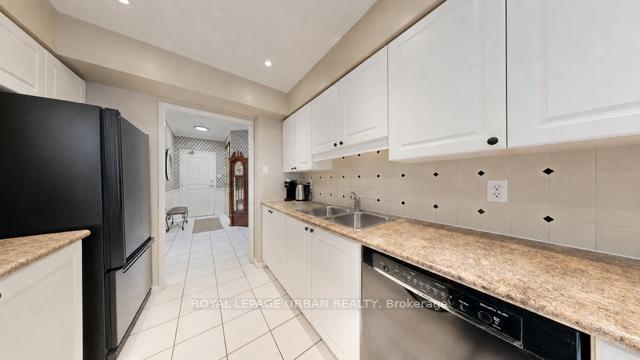Photo 17 of Unit 110, 11 Townsgate Drive, Vaughan, Crestwood-Springfarm-Yorkhill — HOMEH