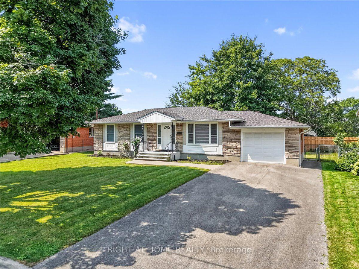 Photo 2 of 43 Monarch Park Drive, St. Catharines, Vine/Linwell — HOMEH