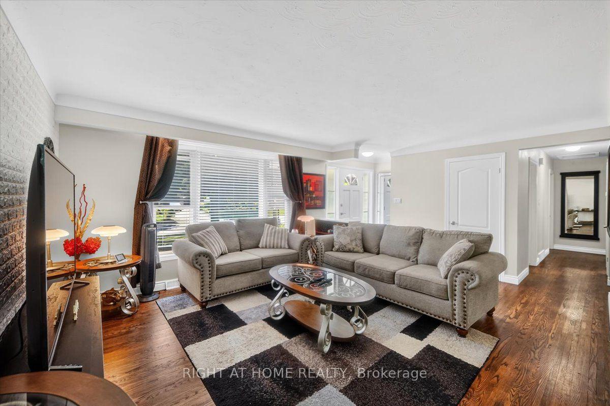 Photo 4 of 43 Monarch Park Drive, St. Catharines, Vine/Linwell — HOMEH