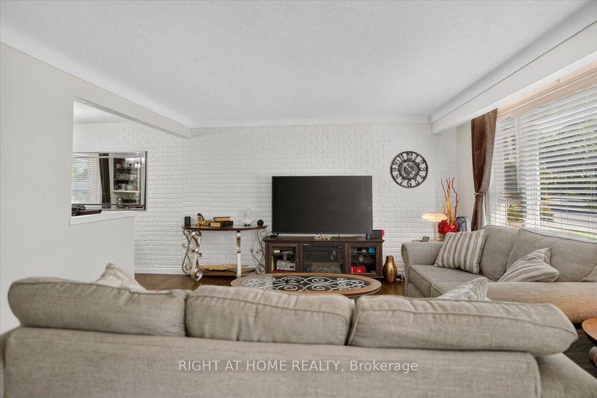 Photo 5 of 43 Monarch Park Drive, St. Catharines, Vine/Linwell — HOMEH