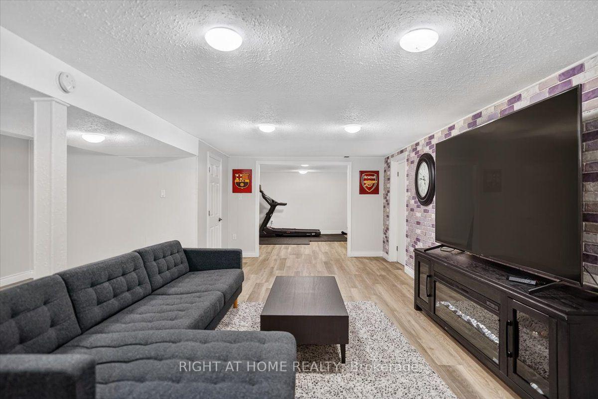 Photo 19 of 43 Monarch Park Drive, St. Catharines, Vine/Linwell — HOMEH