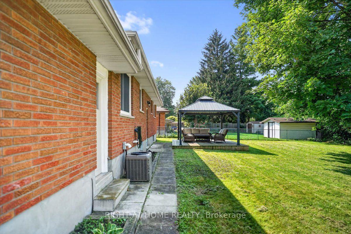 Photo 23 of 43 Monarch Park Drive, St. Catharines, Vine/Linwell — HOMEH