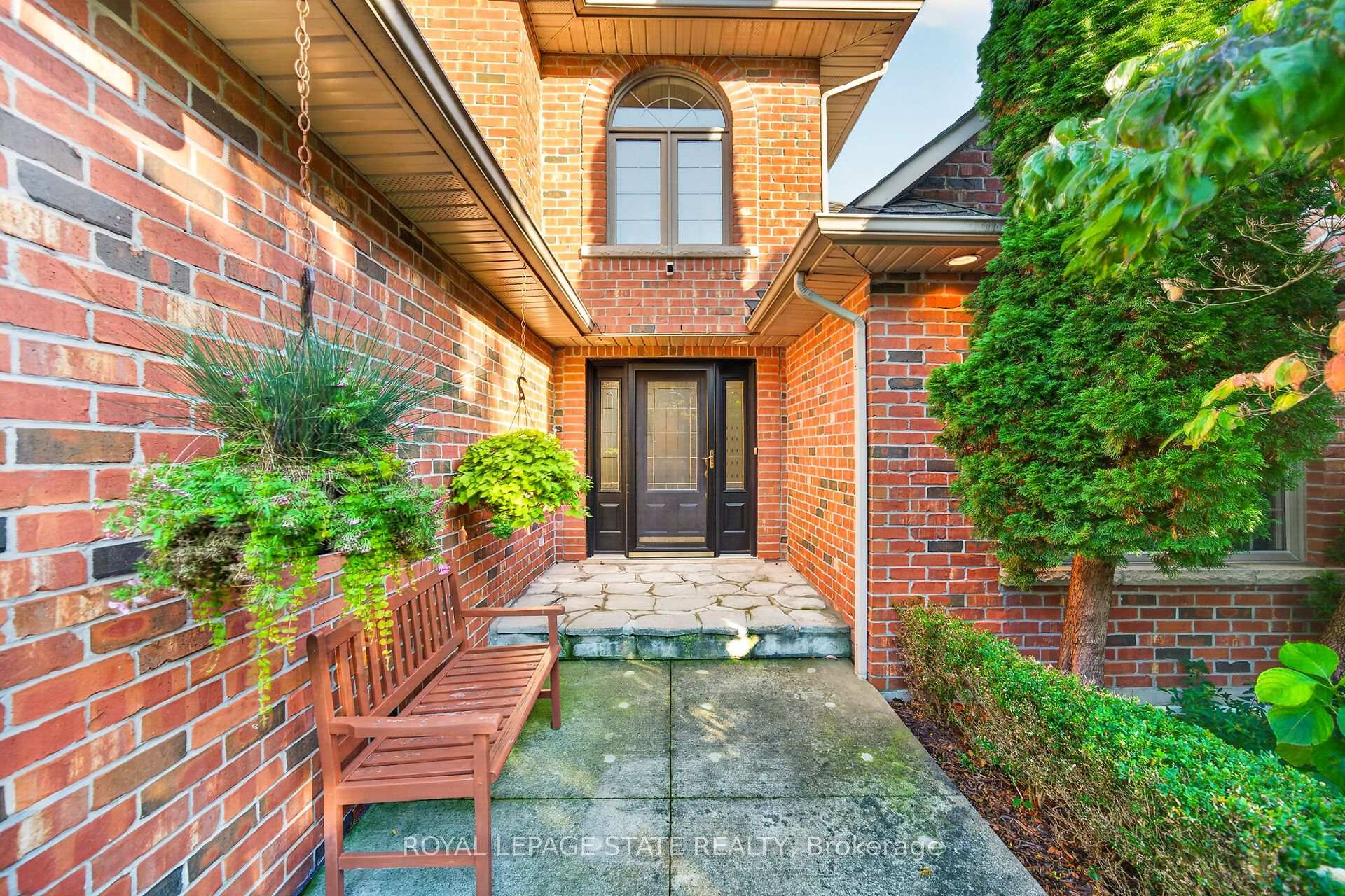 Photo 4 of 8 Cayley Court, Hamilton, Dundas — HOMEH