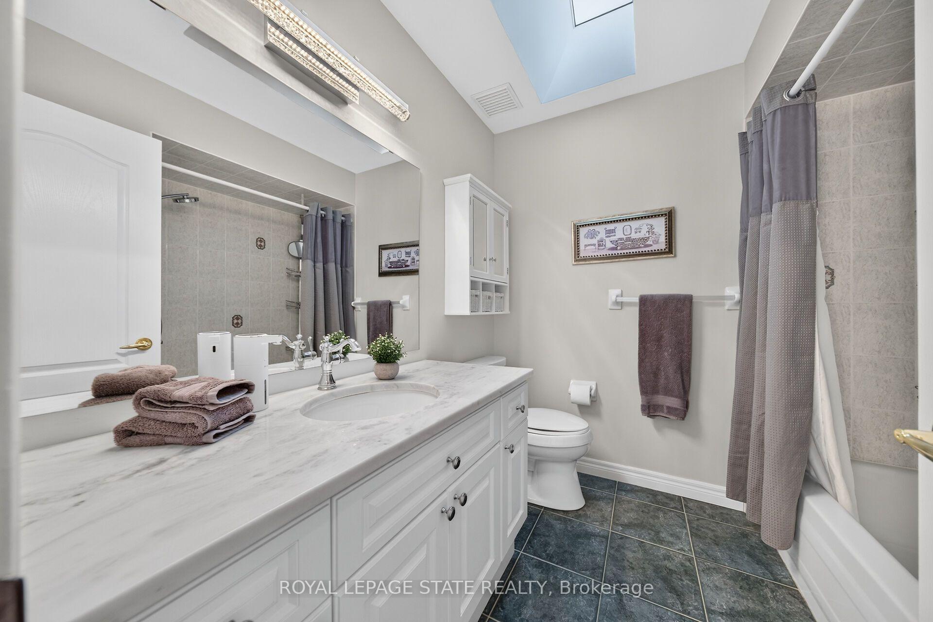 Photo 24 of 8 Cayley Court, Hamilton, Dundas — HOMEH