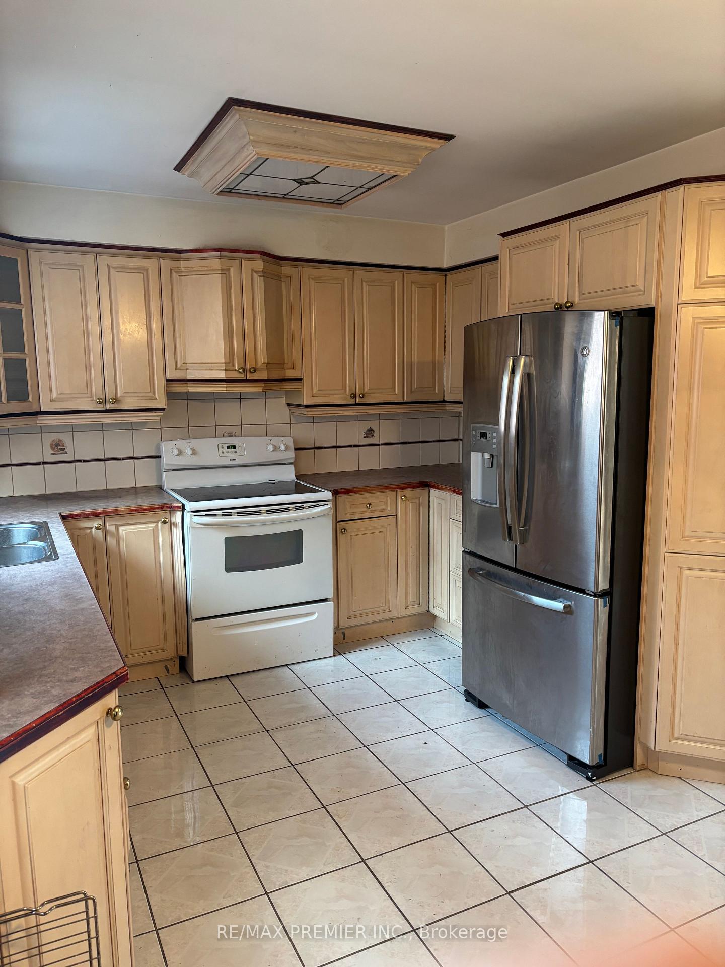 Photo 2 of Unit Main Floor, 37 Irwin Road S, Etobicoke, Elms-Old Rexdale — HOMEH