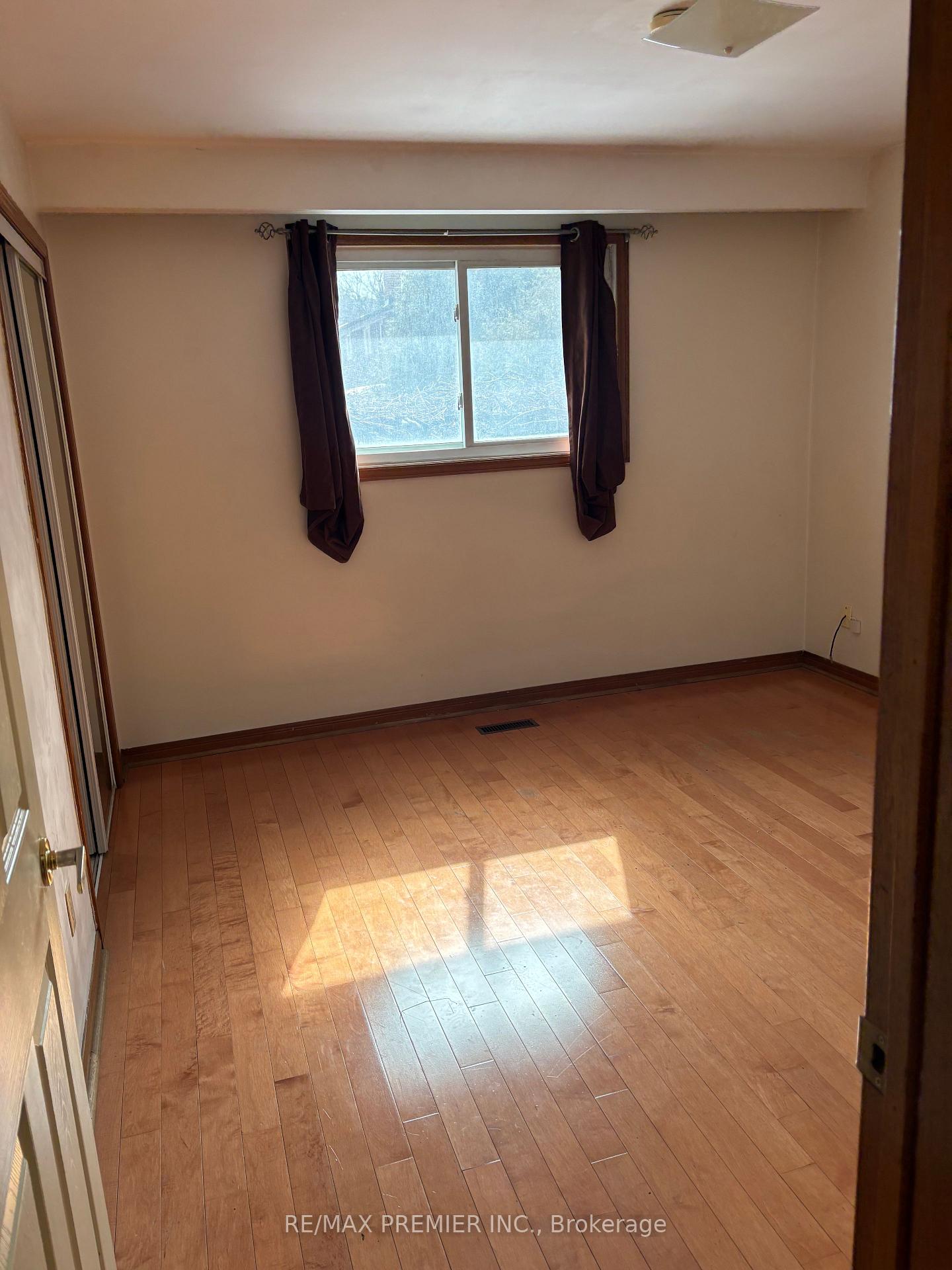 Photo 4 of Unit Main Floor, 37 Irwin Road S, Etobicoke, Elms-Old Rexdale — HOMEH