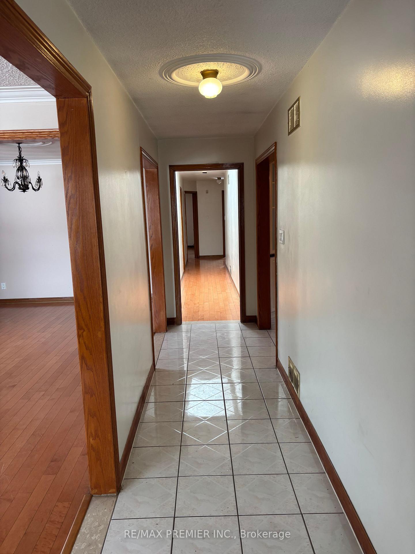 Photo 5 of Unit Main Floor, 37 Irwin Road S, Etobicoke, Elms-Old Rexdale — HOMEH