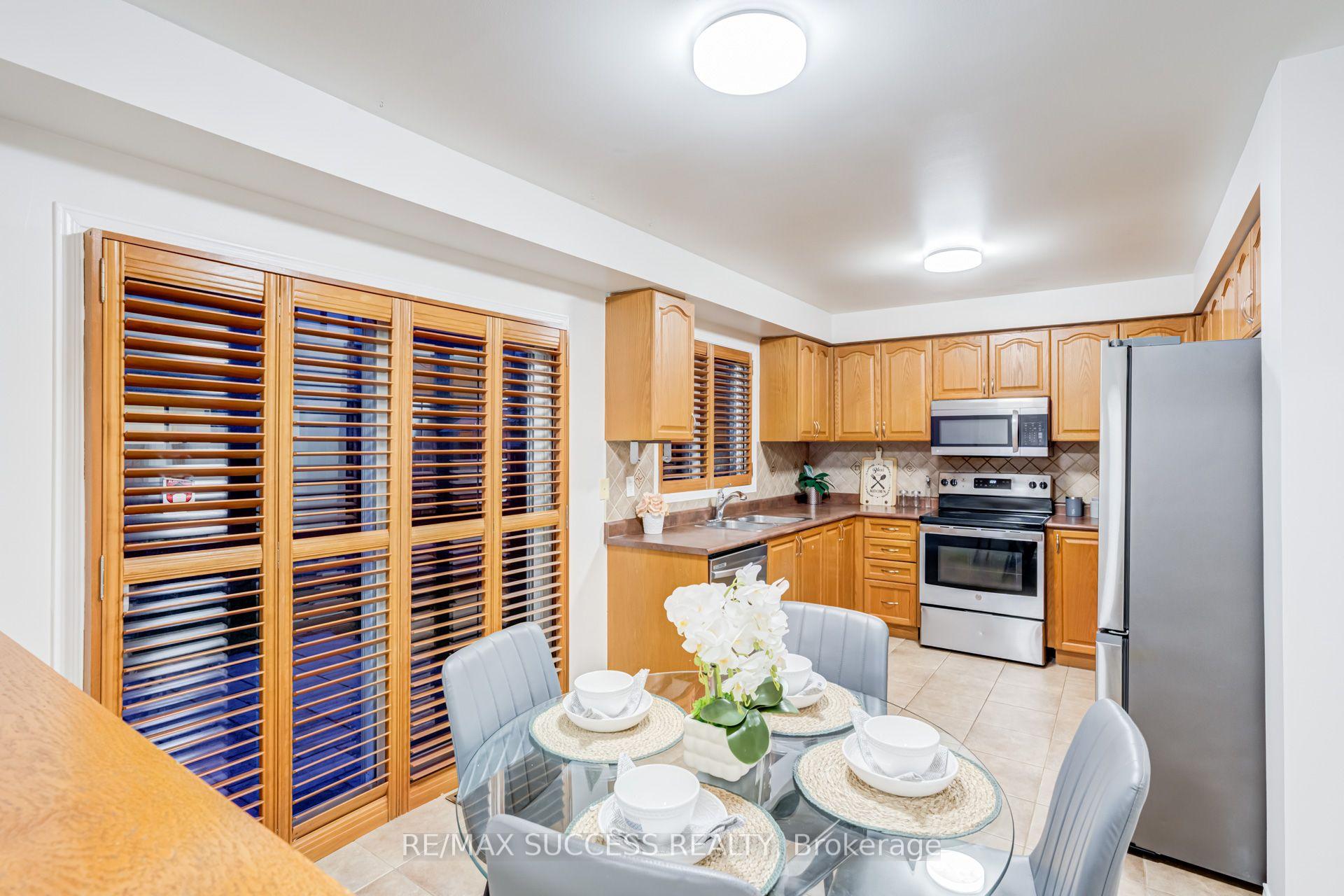 Photo 11 of 54 Ferncroft Place, Brampton, Fletcher's Meadow — HOMEH