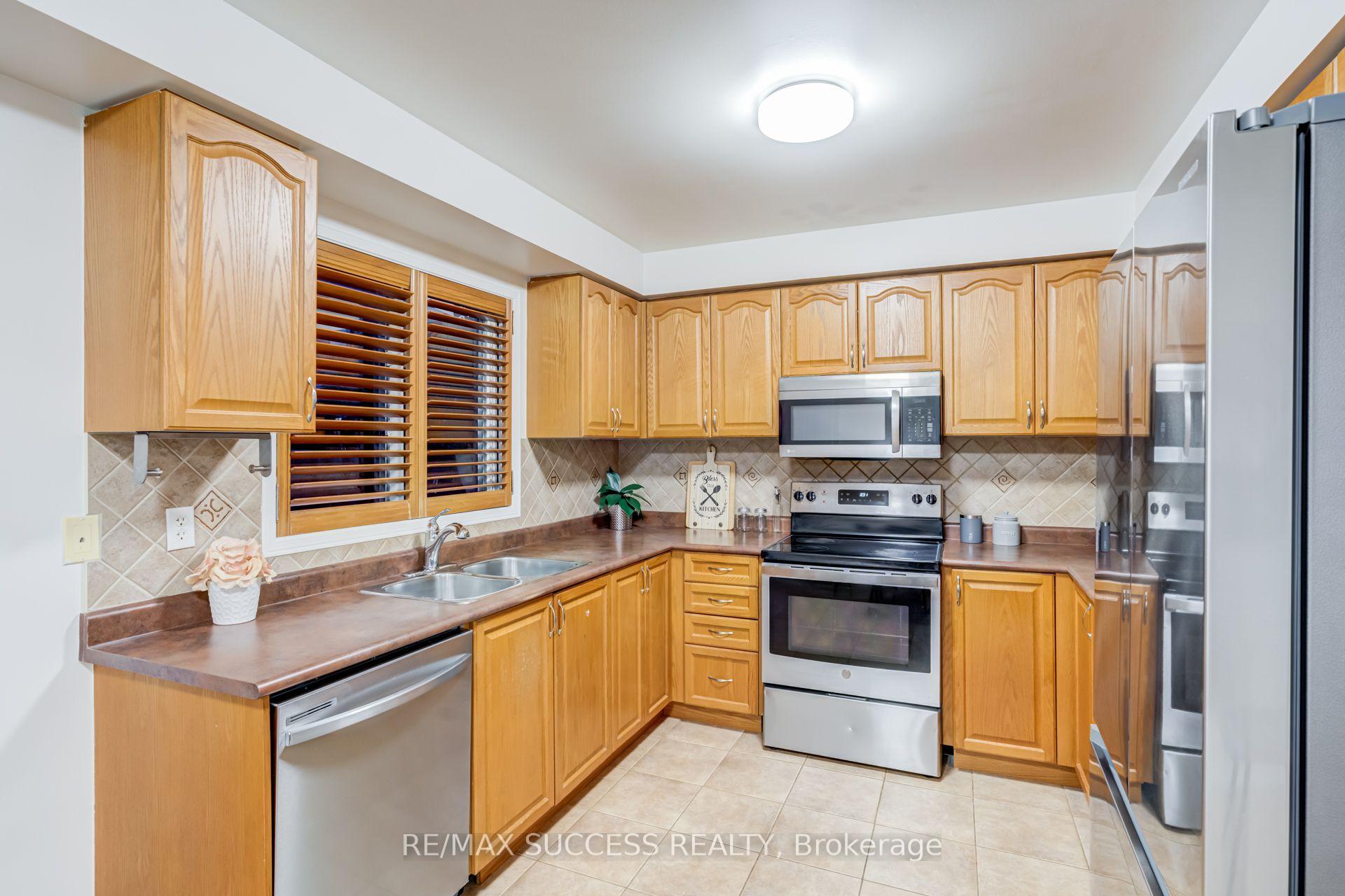 Photo 13 of 54 Ferncroft Place, Brampton, Fletcher's Meadow — HOMEH