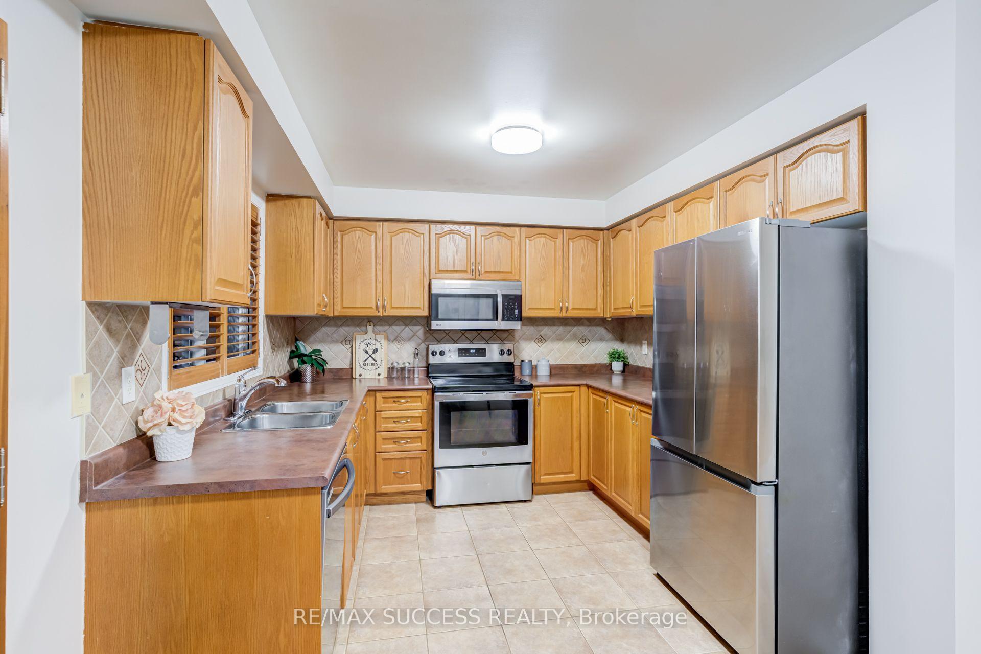 Photo 14 of 54 Ferncroft Place, Brampton, Fletcher's Meadow — HOMEH