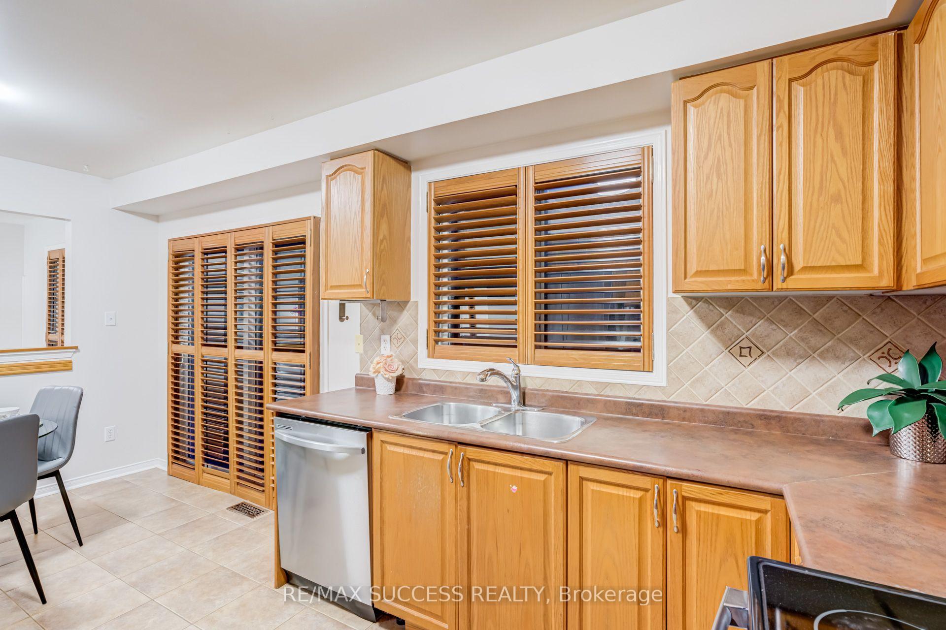 Photo 15 of 54 Ferncroft Place, Brampton, Fletcher's Meadow — HOMEH