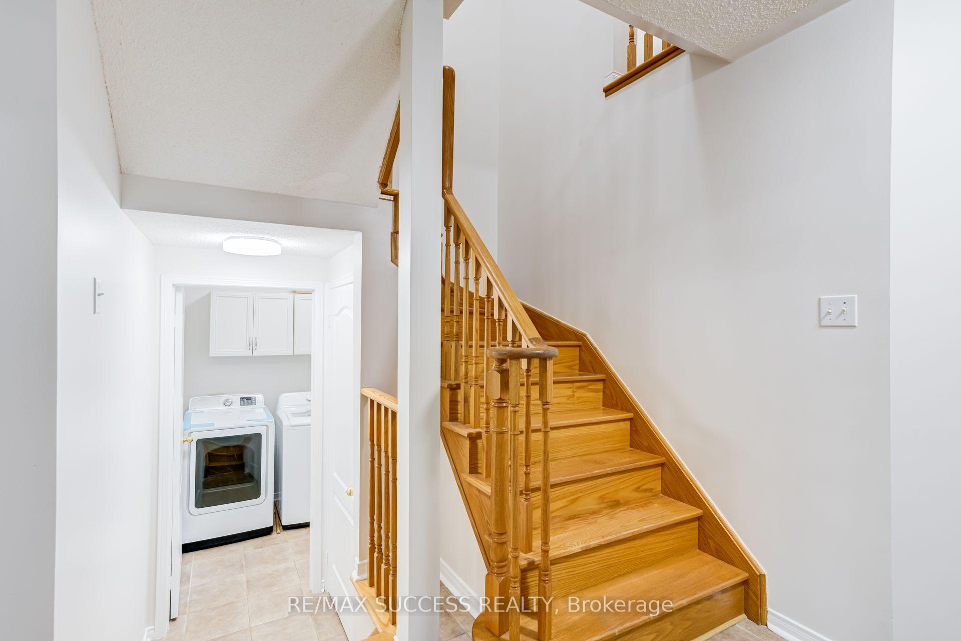 Photo 23 of 54 Ferncroft Place, Brampton, Fletcher's Meadow — HOMEH