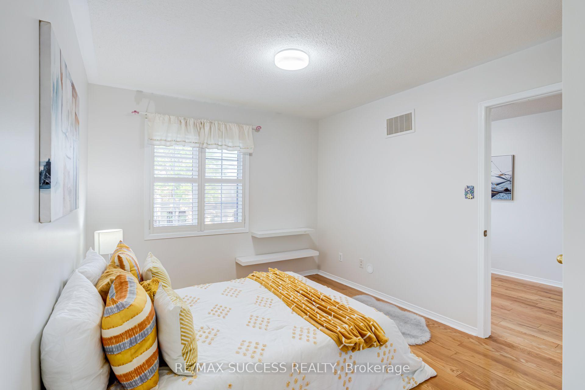 Photo 36 of 54 Ferncroft Place, Brampton, Fletcher's Meadow — HOMEH
