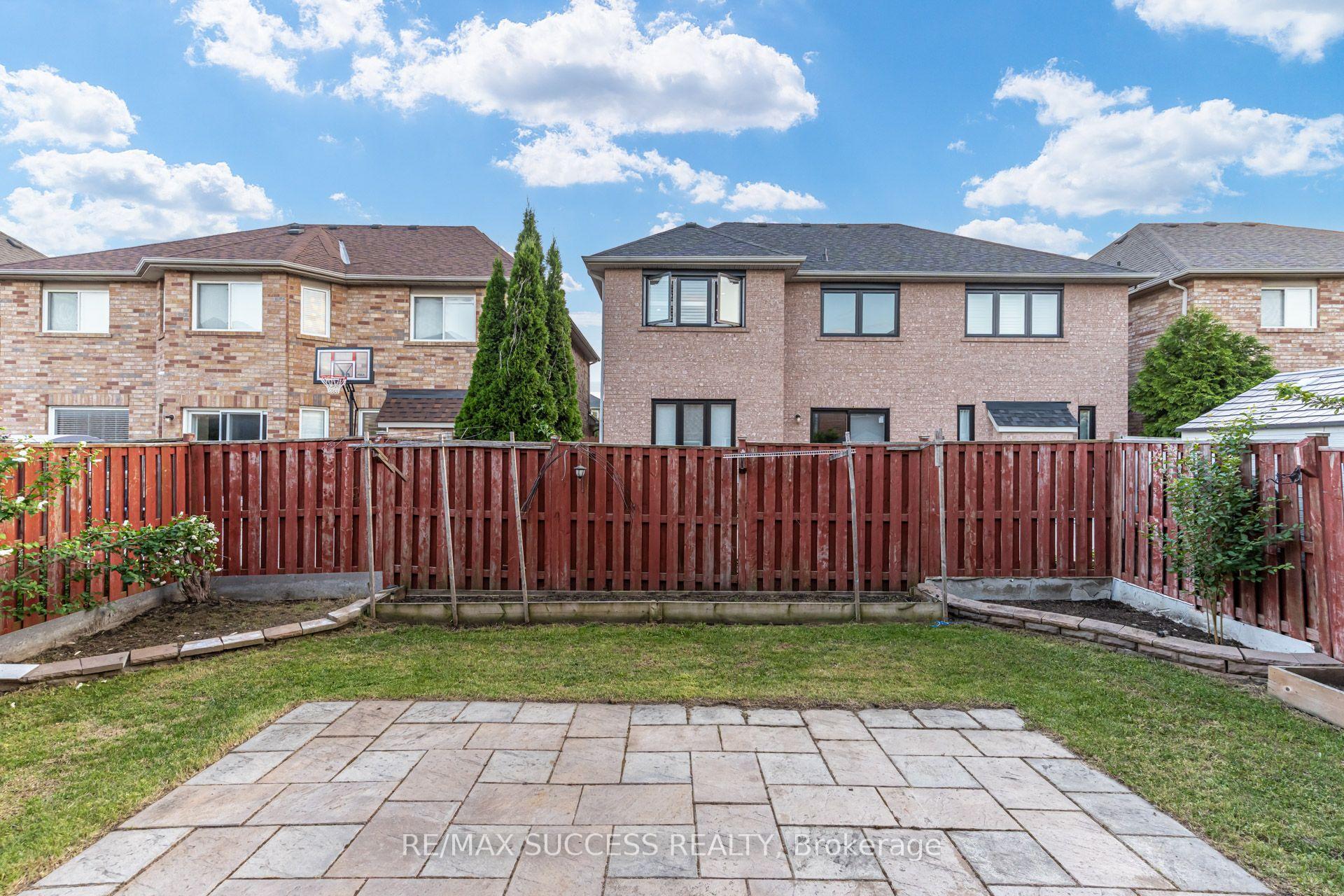 Photo 43 of 54 Ferncroft Place, Brampton, Fletcher's Meadow — HOMEH