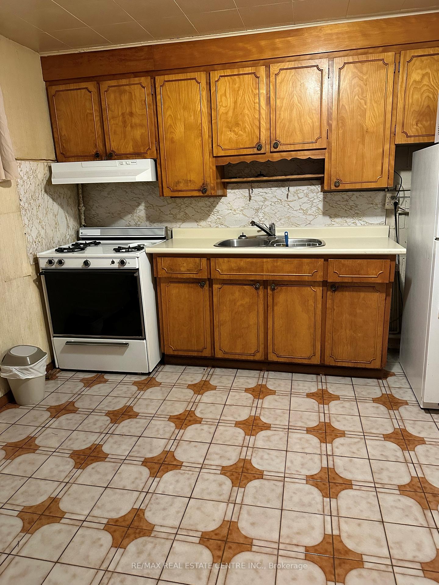 Photo 4 of Unit Basement, 82 Sharpecroft Boulevard, North York, York University Heights — HOMEH