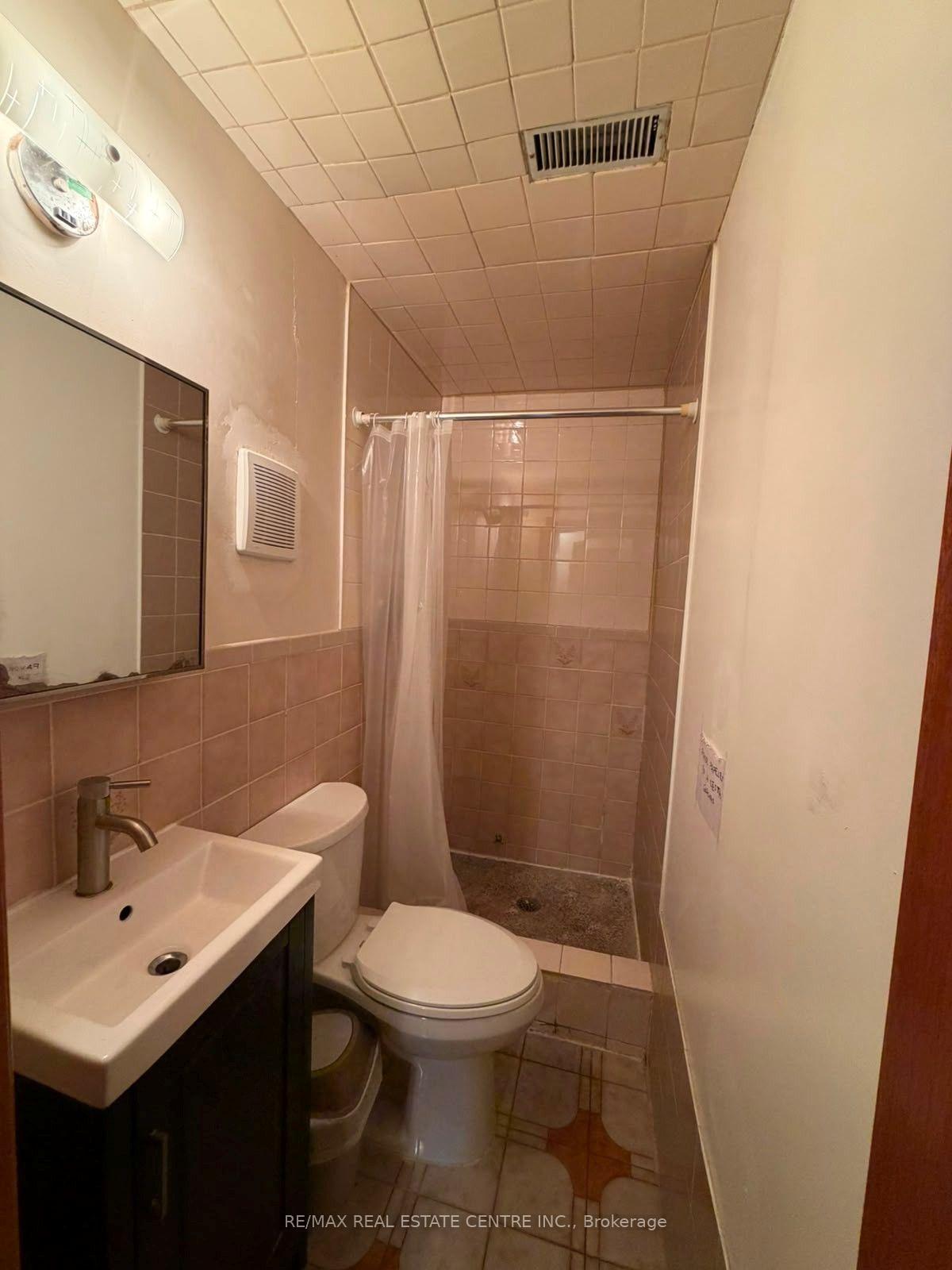 Photo 7 of Unit Basement, 82 Sharpecroft Boulevard, North York, York University Heights — HOMEH