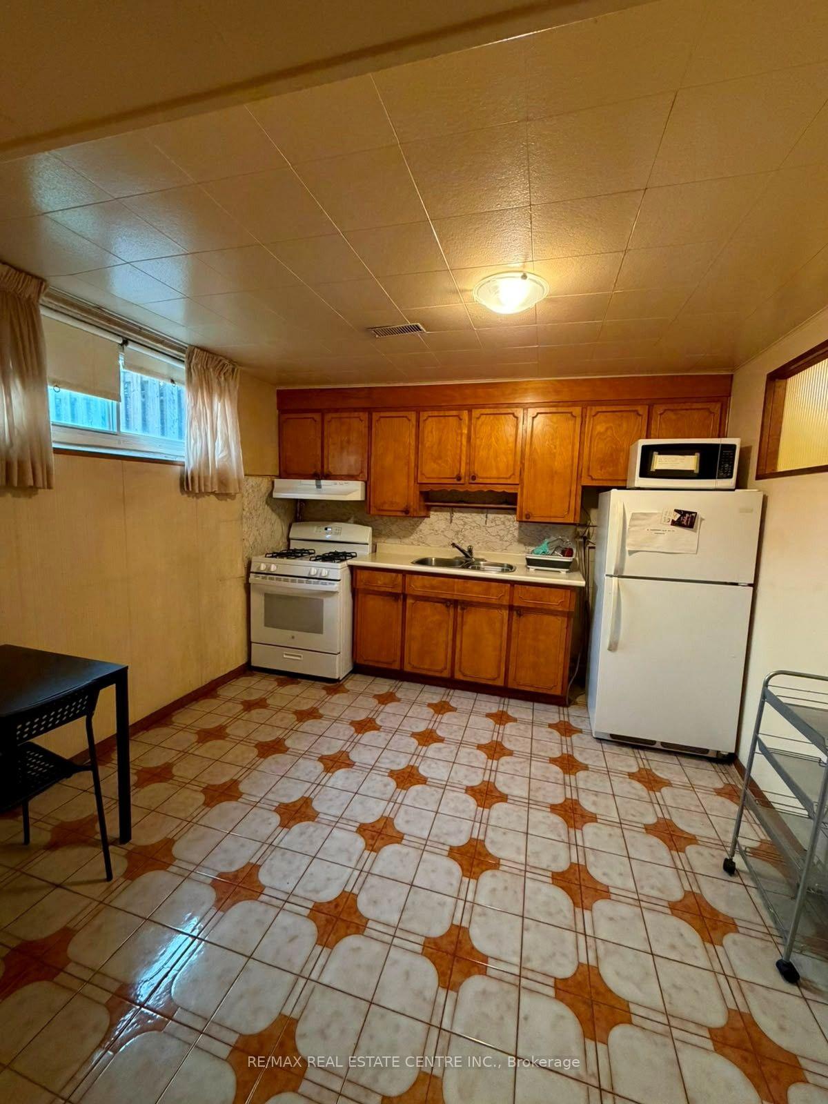 Photo 9 of Unit Basement, 82 Sharpecroft Boulevard, North York, York University Heights — HOMEH