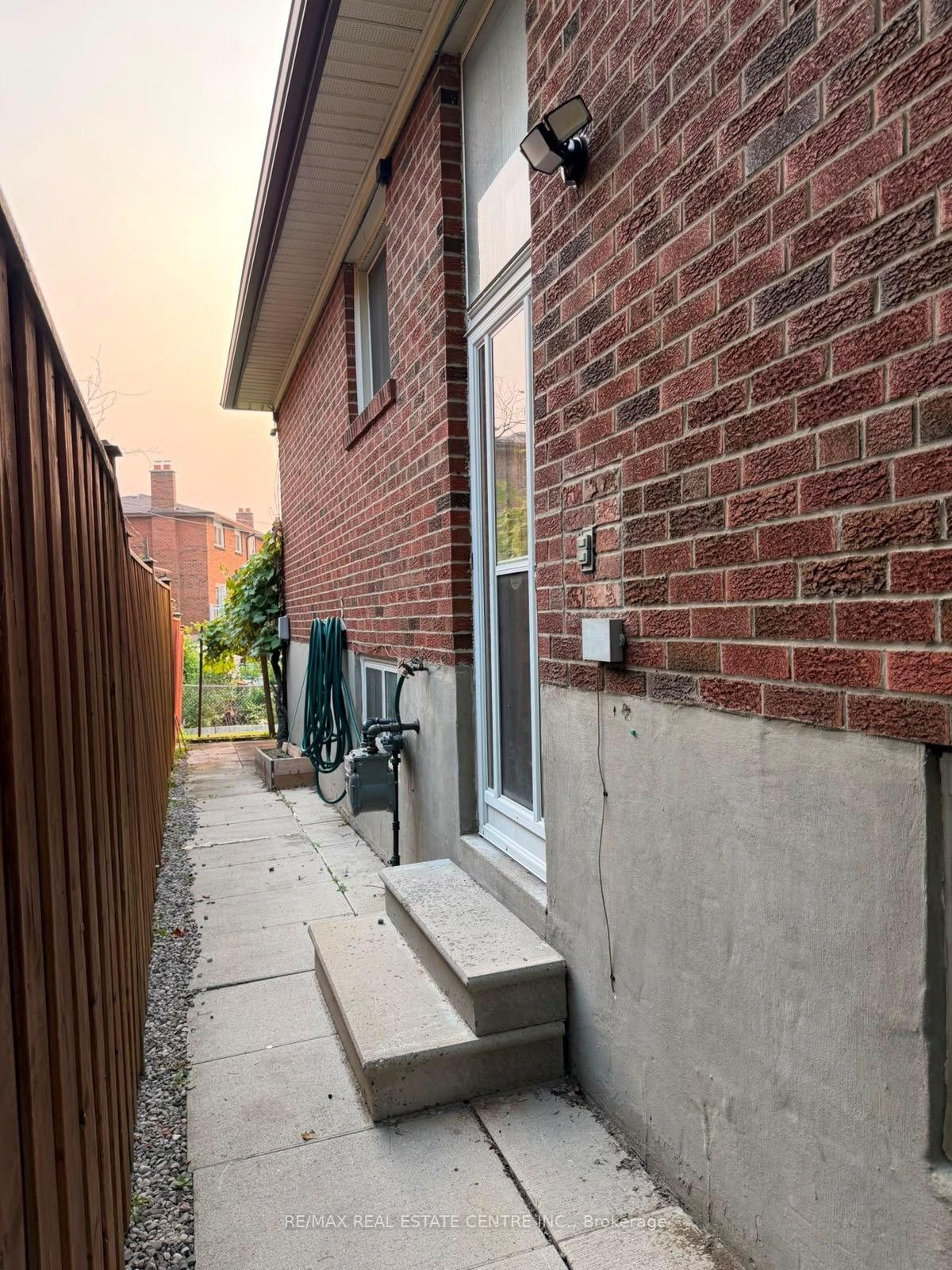 Photo 13 of Unit Basement, 82 Sharpecroft Boulevard, North York, York University Heights — HOMEH