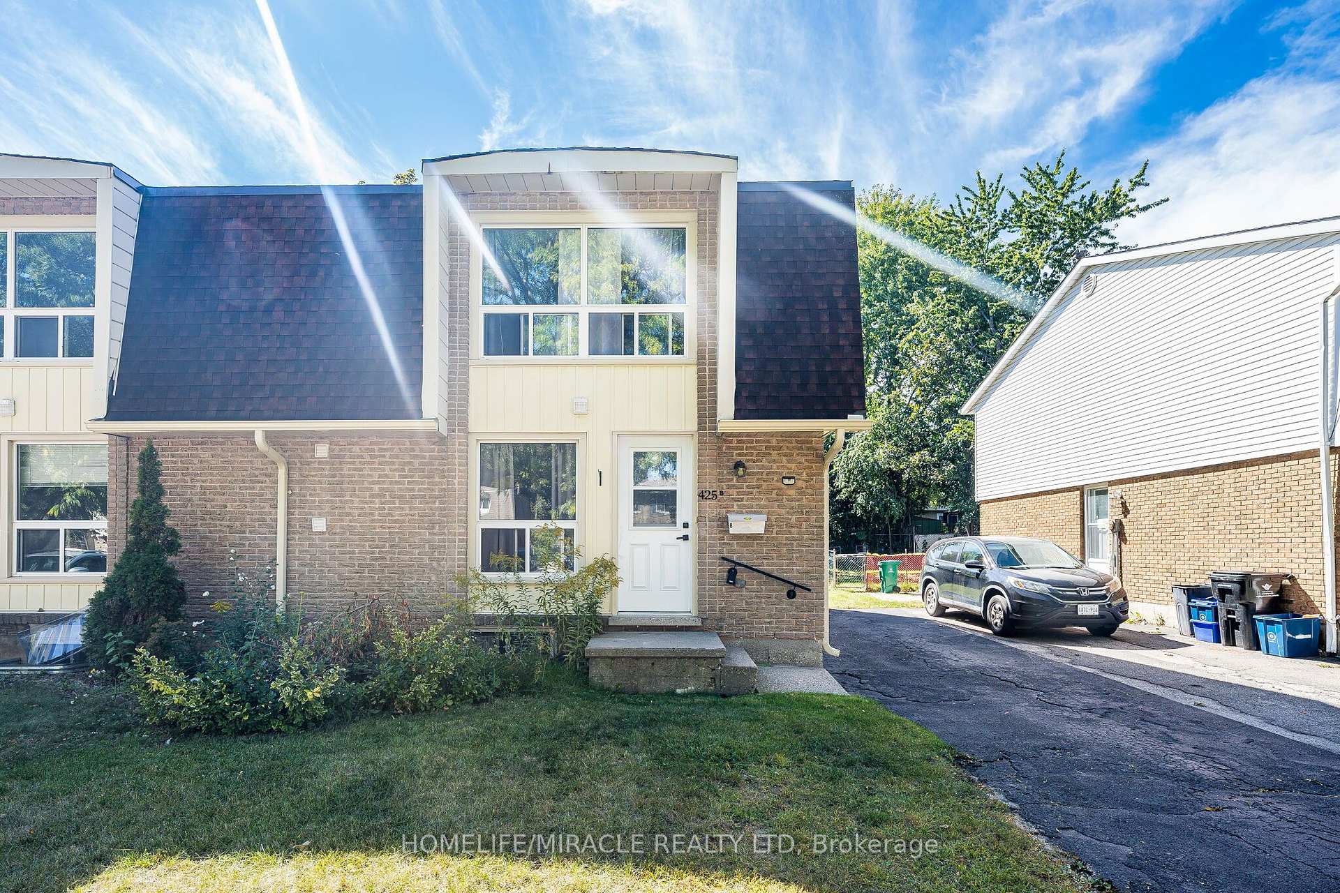 Photo 2 of Unit B, 425 Dunvegan Drive, Waterloo — HOMEH