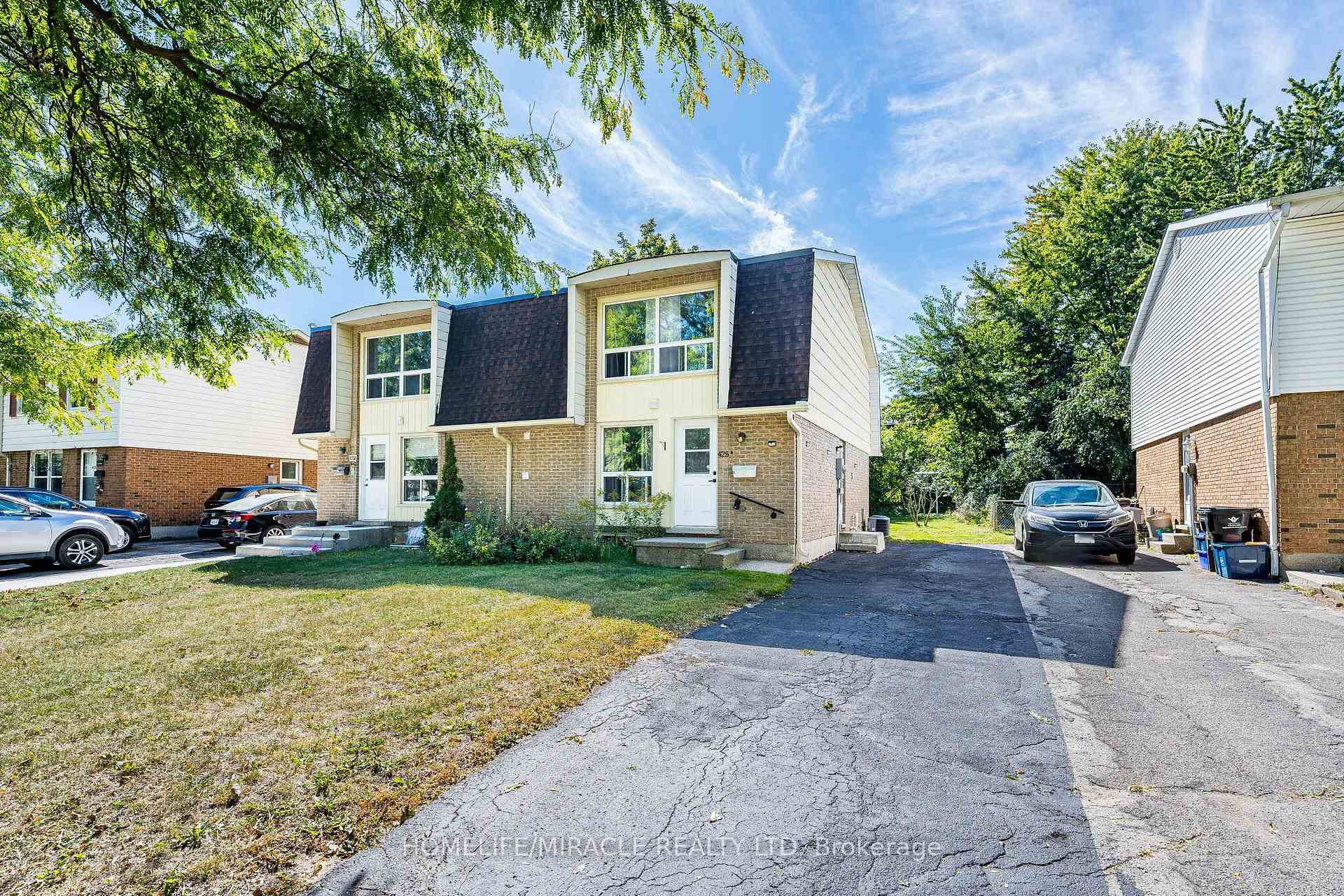 Photo 3 of Unit B, 425 Dunvegan Drive, Waterloo — HOMEH