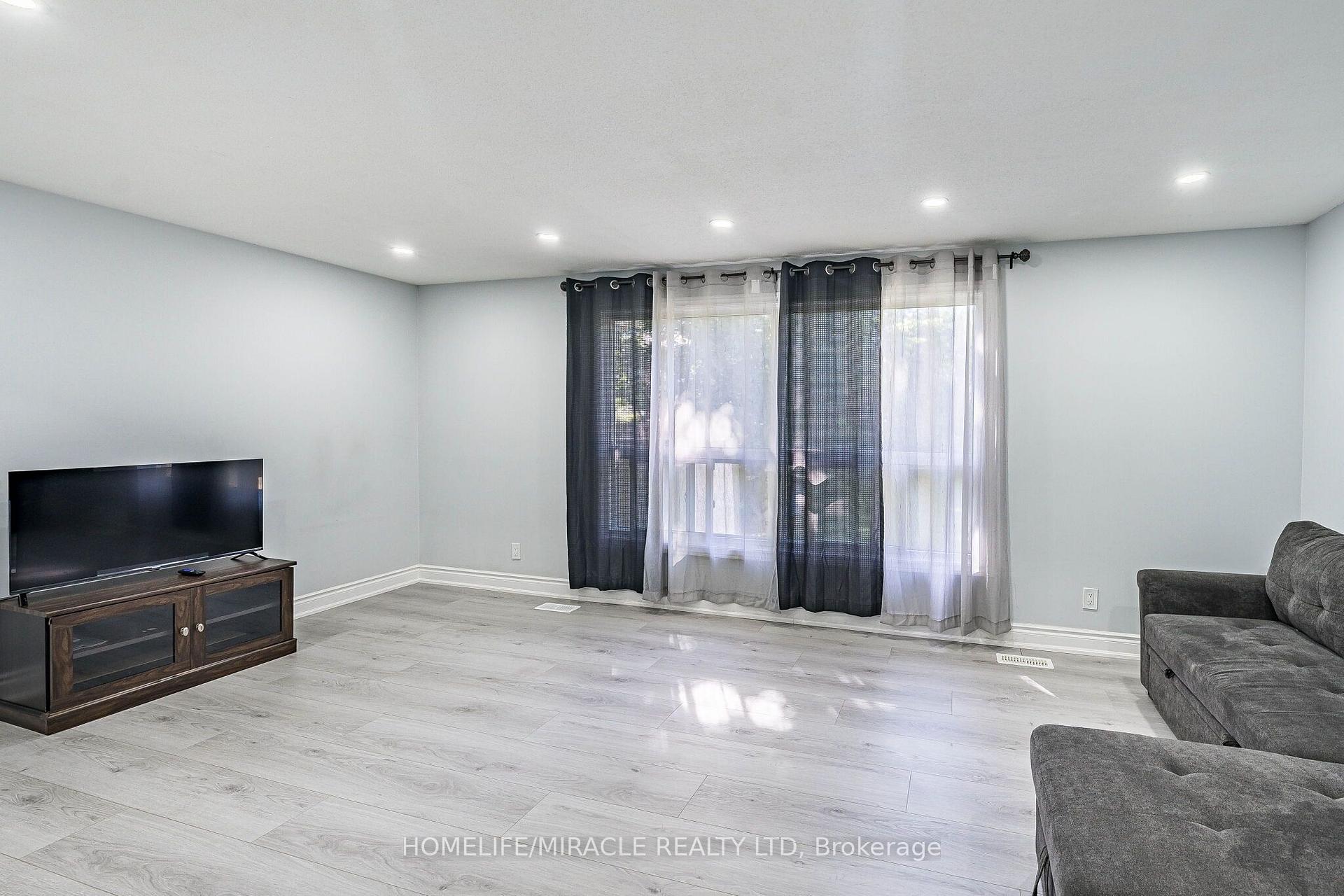 Photo 17 of Unit B, 425 Dunvegan Drive, Waterloo — HOMEH