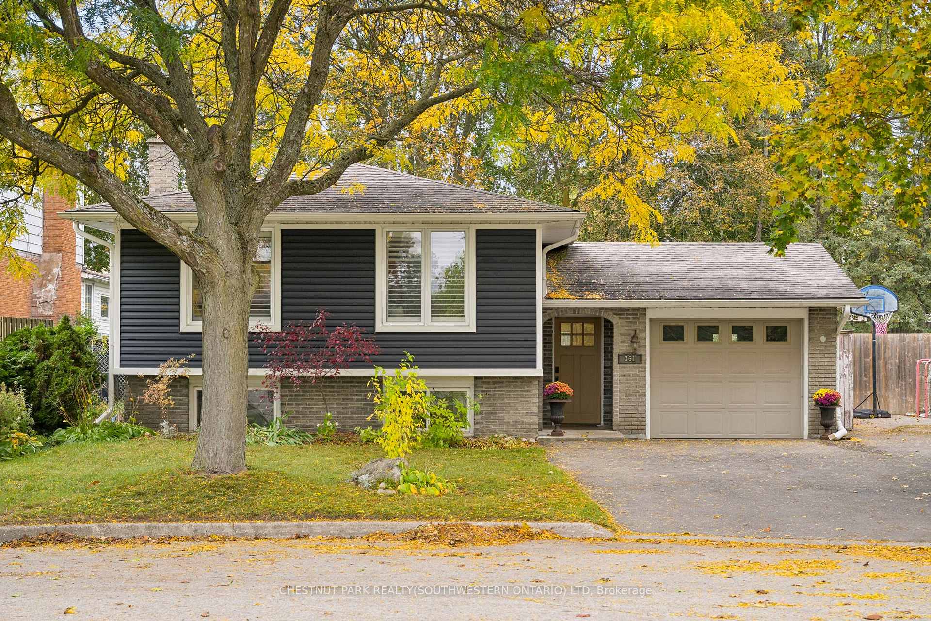 Photo 3 of 361 Lee Circle, Waterloo — HOMEH