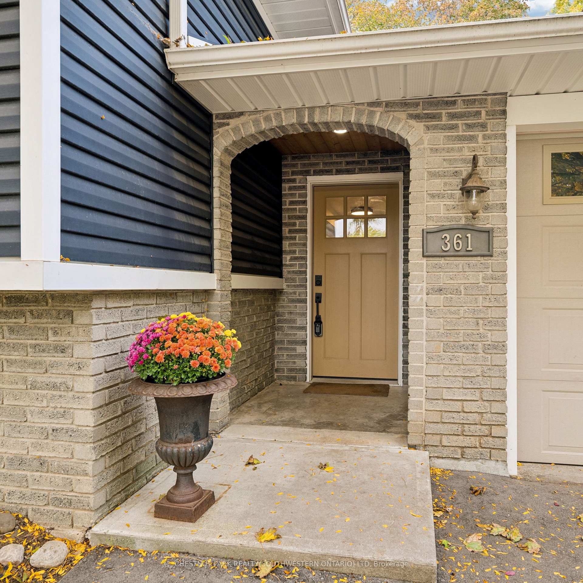 Photo 5 of 361 Lee Circle, Waterloo — HOMEH