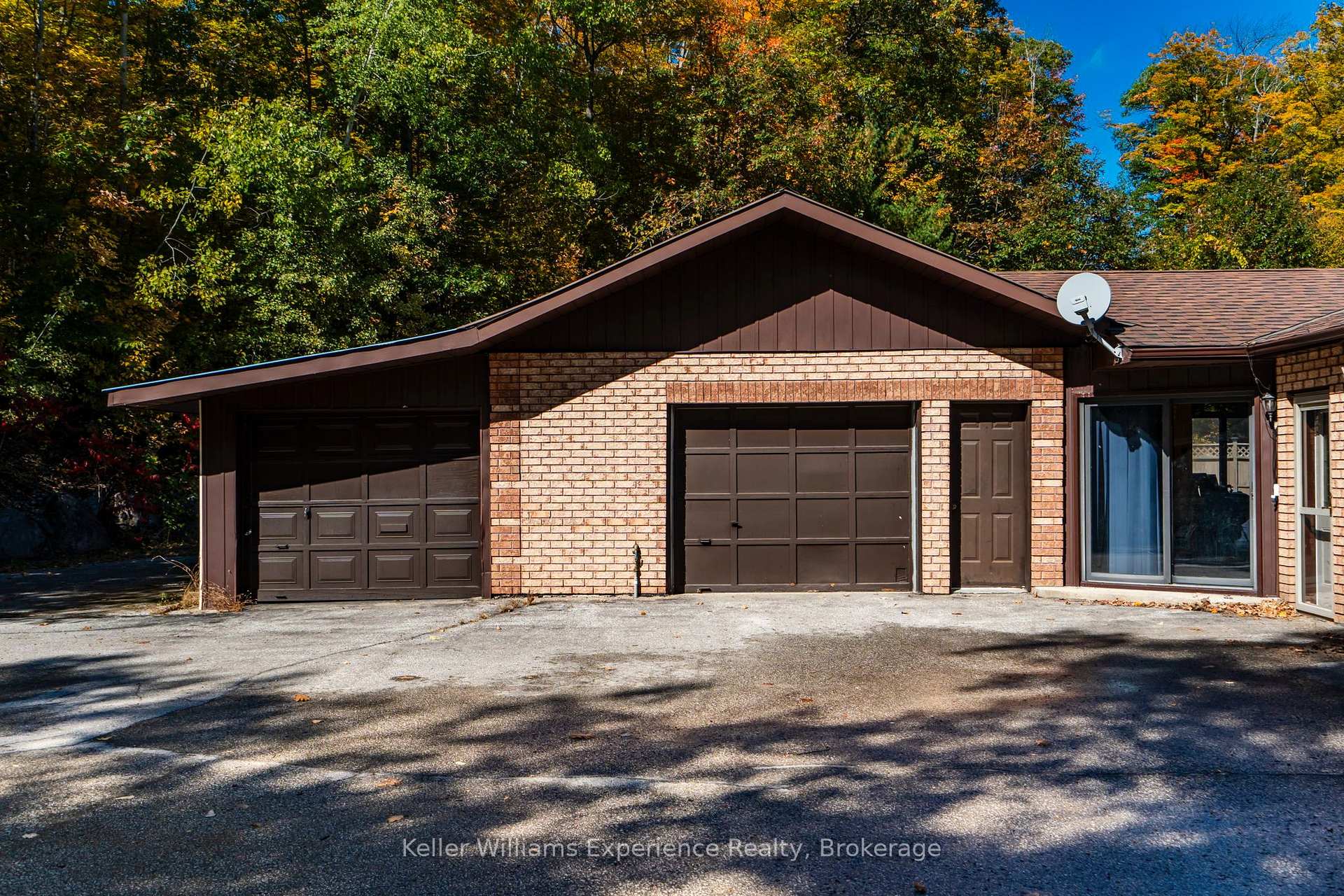 Photo 2 of 900 Champlain Road, Tiny, Rural Tiny — HOMEH