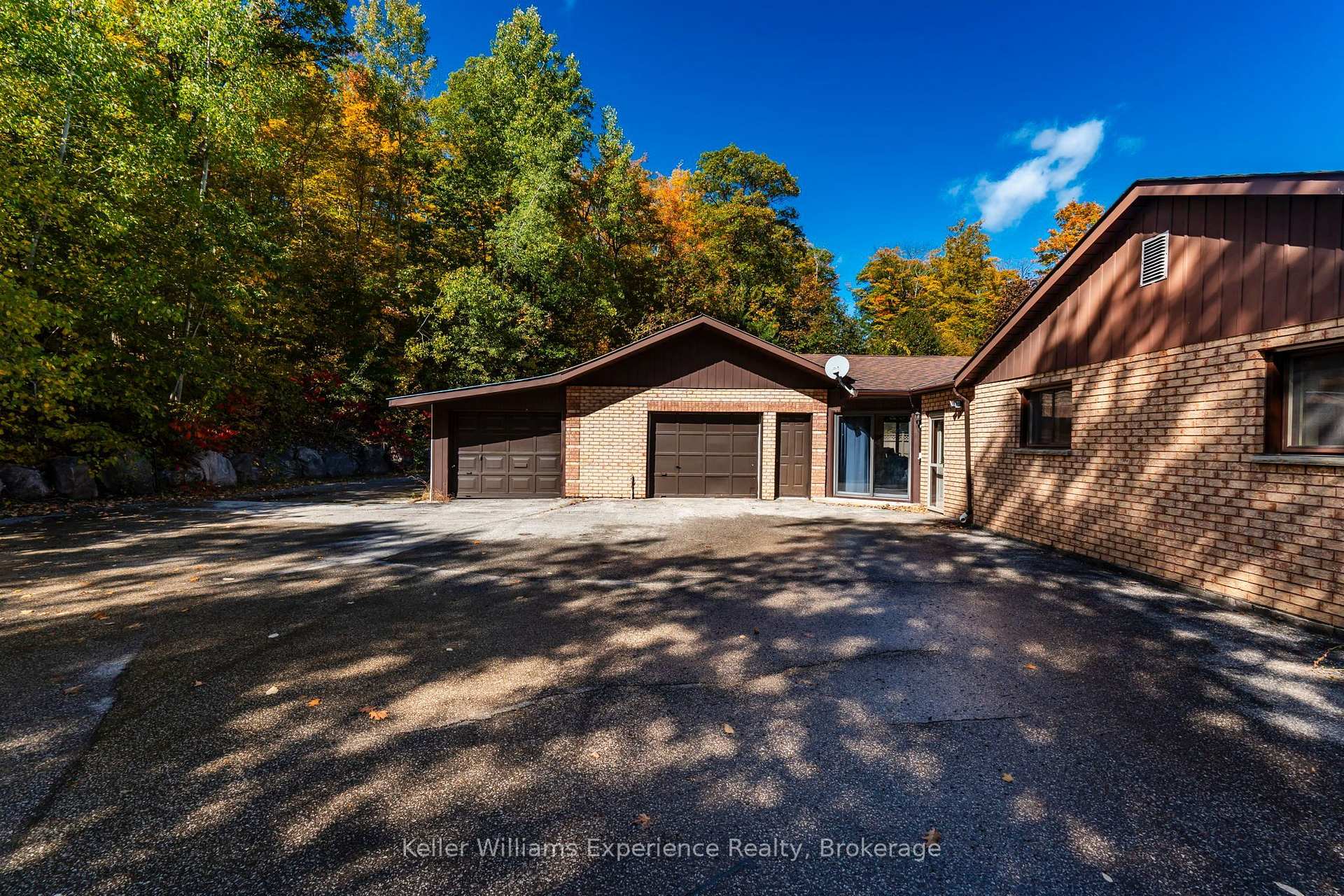 Photo 7 of 900 Champlain Road, Tiny, Rural Tiny — HOMEH