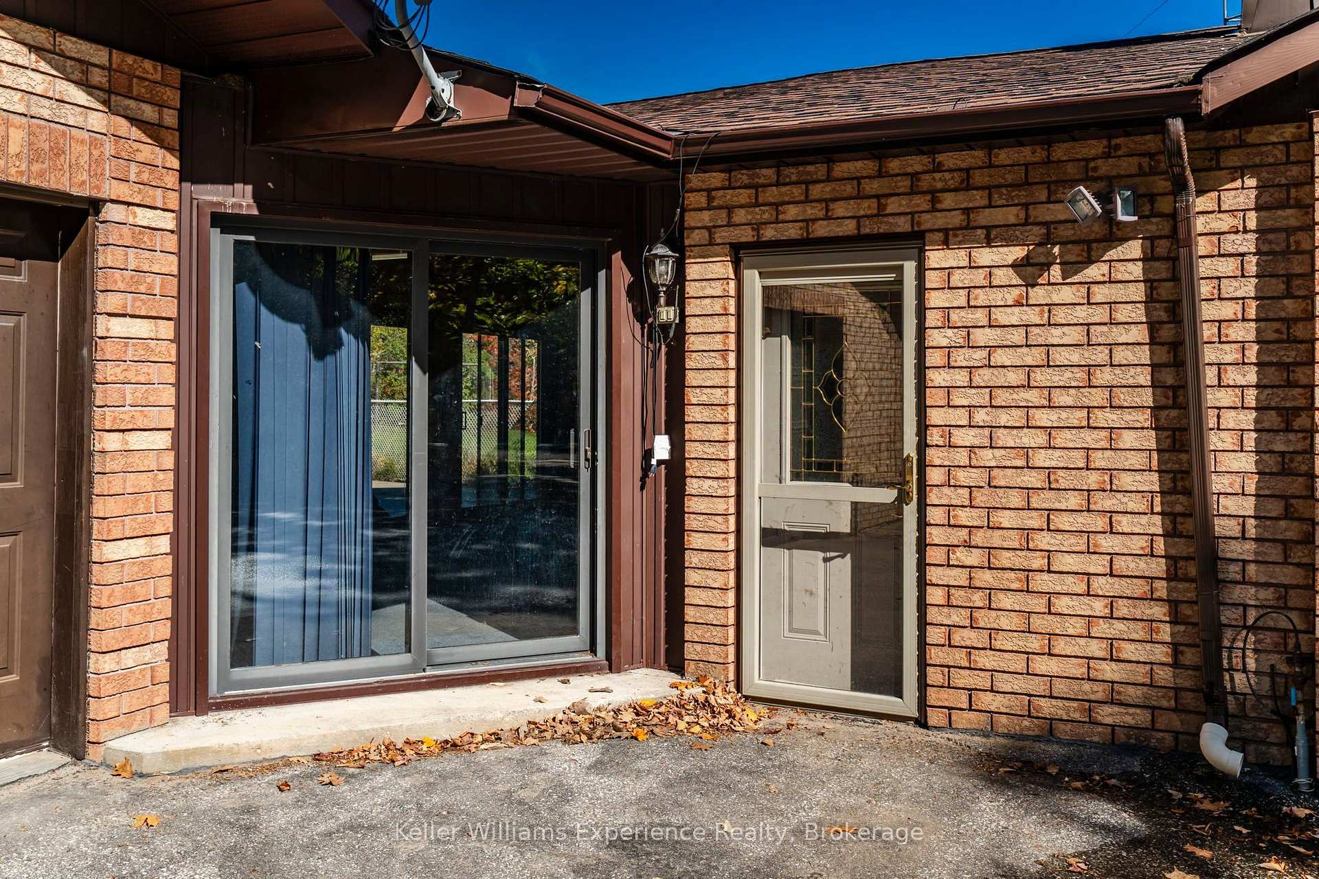 Photo 8 of 900 Champlain Road, Tiny, Rural Tiny — HOMEH