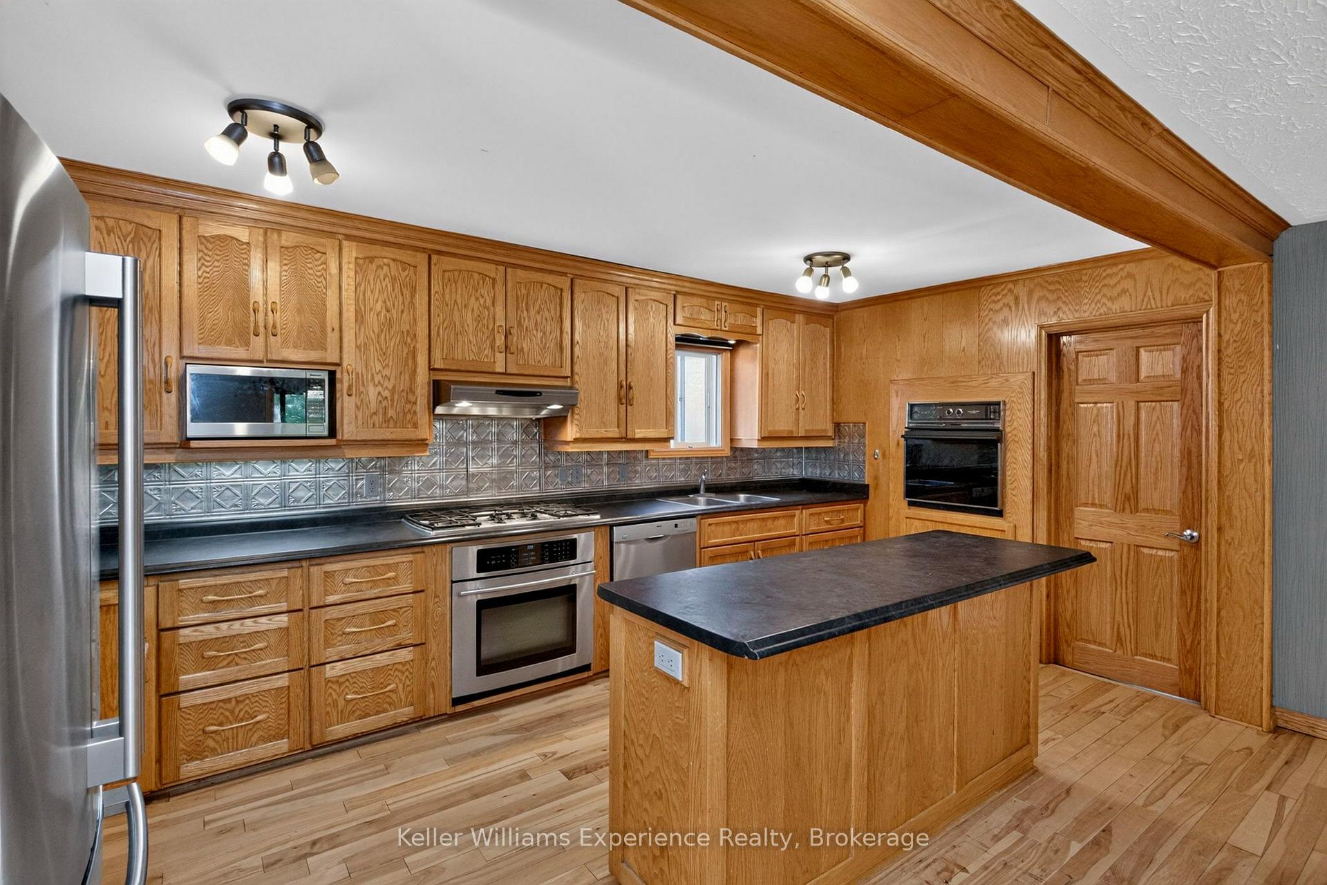 Photo 29 of 900 Champlain Road, Tiny, Rural Tiny — HOMEH
