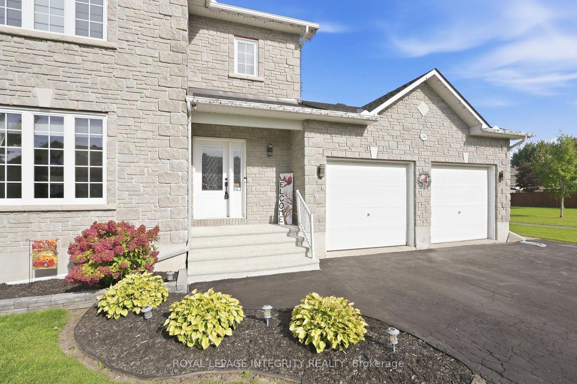 Photo 2 of 36 Frontenac Boulevard, Russell, Embrun — HOMEH