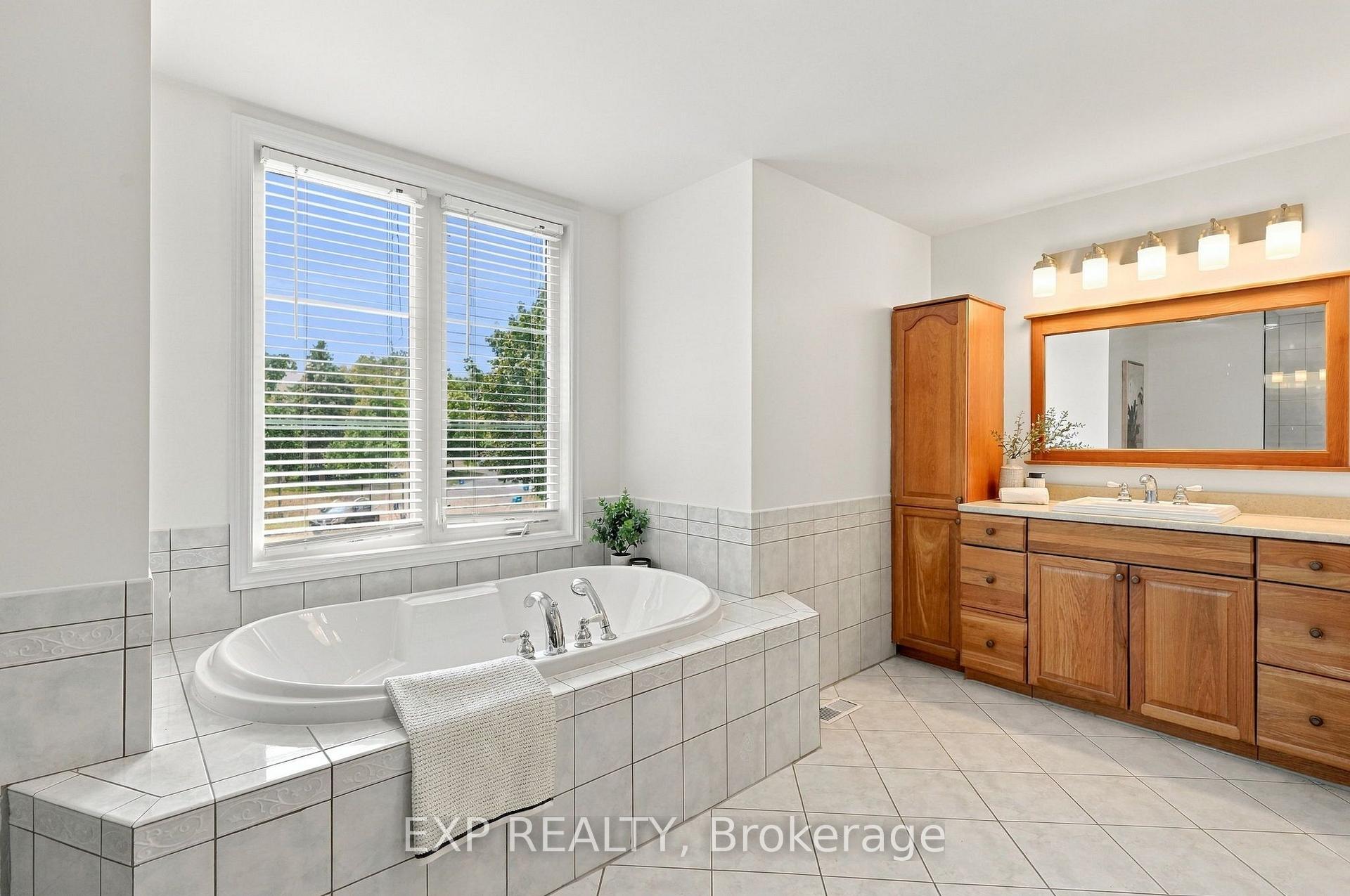 Photo 23 of 491 Tipperton Crescent, Oakville, West — HOMEH