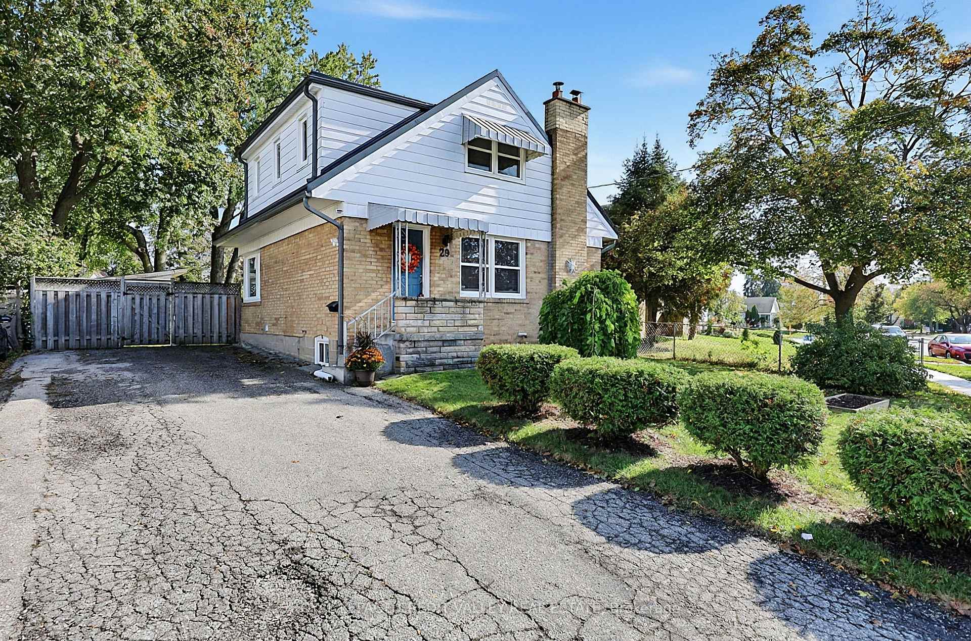 Photo 3 of 29 Crestview Avenue, Brampton, Brampton East — HOMEH
