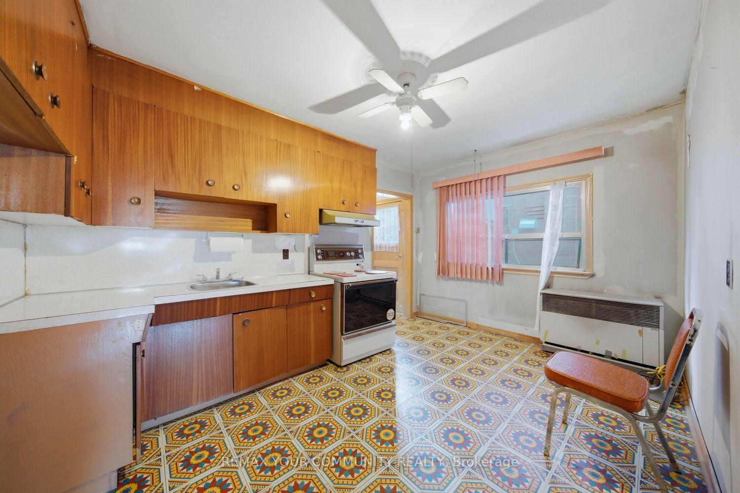 Photo 4 of 279 McRoberts Avenue, Toronto, Caledonia-Fairbank — HOMEH
