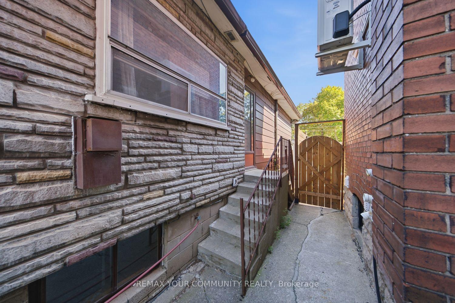 Photo 16 of 279 McRoberts Avenue, Toronto, Caledonia-Fairbank — HOMEH