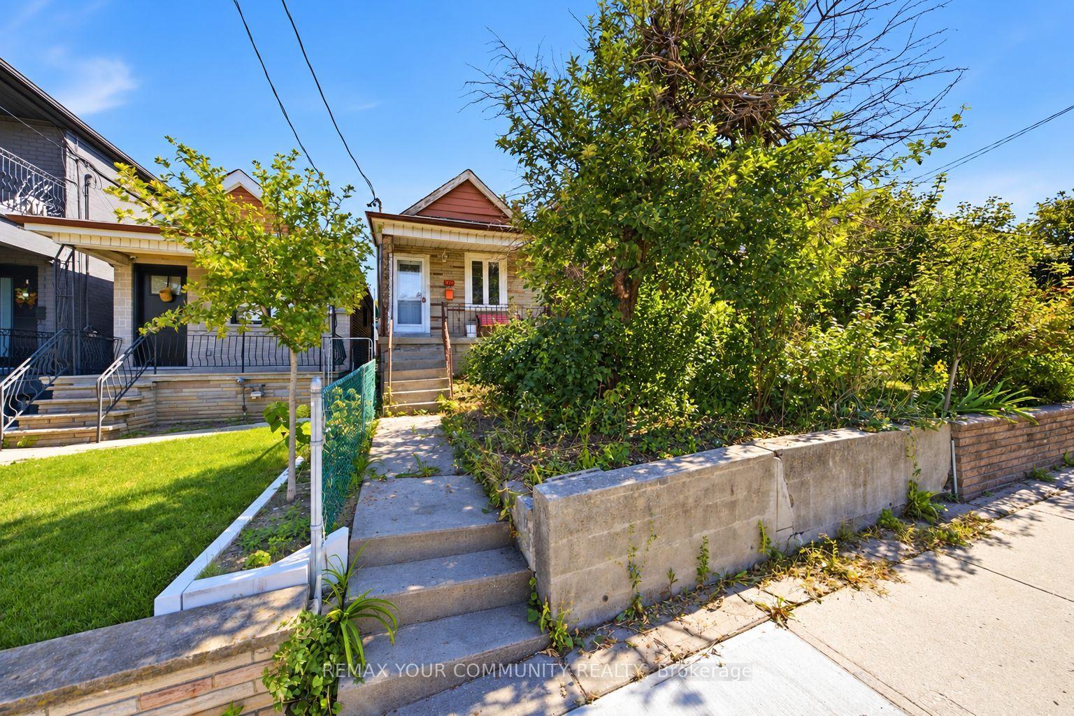 Photo 2 of 279 McRoberts Avenue, Toronto, Caledonia-Fairbank — HOMEH