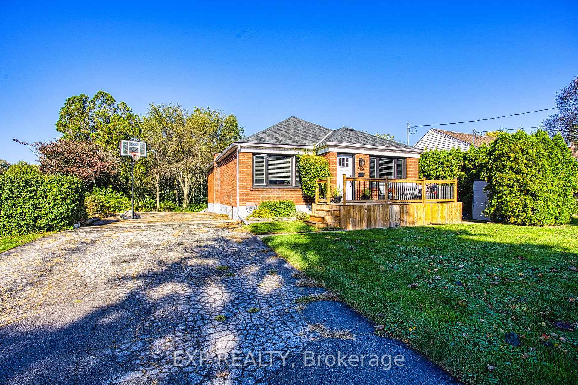 Photo 2 of 429 Elizabeth Street, Grimsby, Grimsby Beach — HOMEH