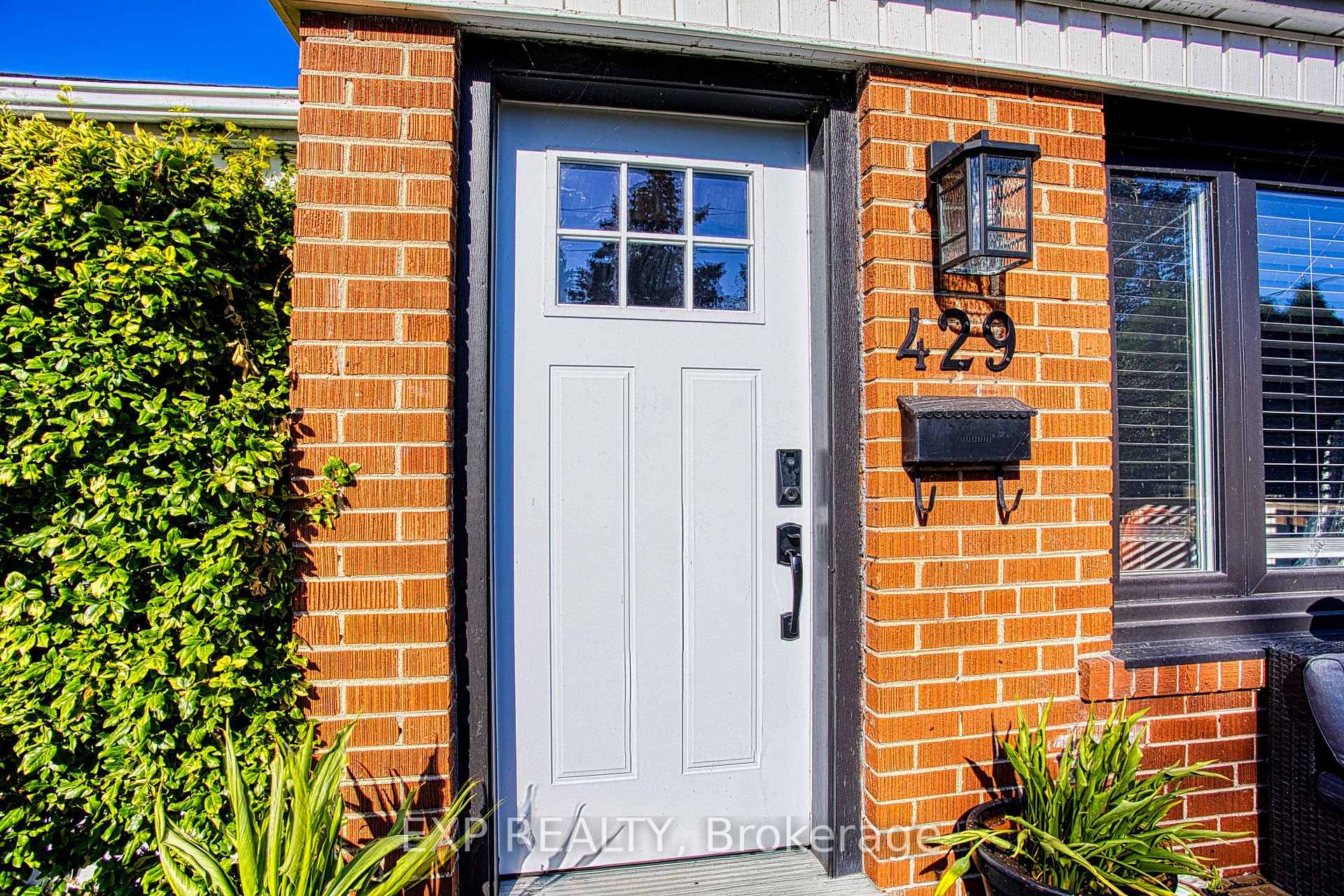 Photo 3 of 429 Elizabeth Street, Grimsby, Grimsby Beach — HOMEH