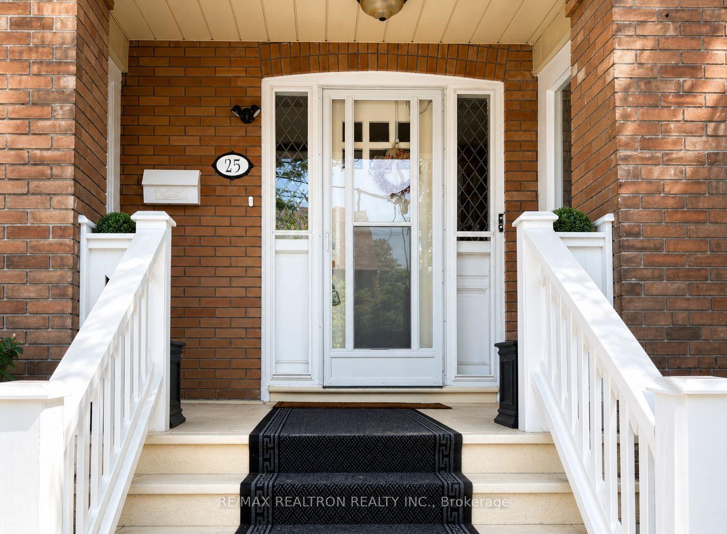 Photo 2 of Unit 2nd Floor unit, 25 Ranleigh Avenue, Toronto, Lawrence Park North — HOMEH