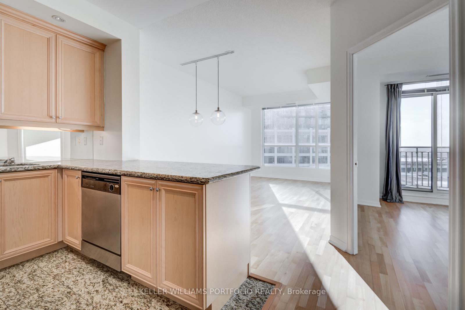 Photo 5 of Unit 727, 628 Fleet Street, Toronto, Niagara — HOMEH