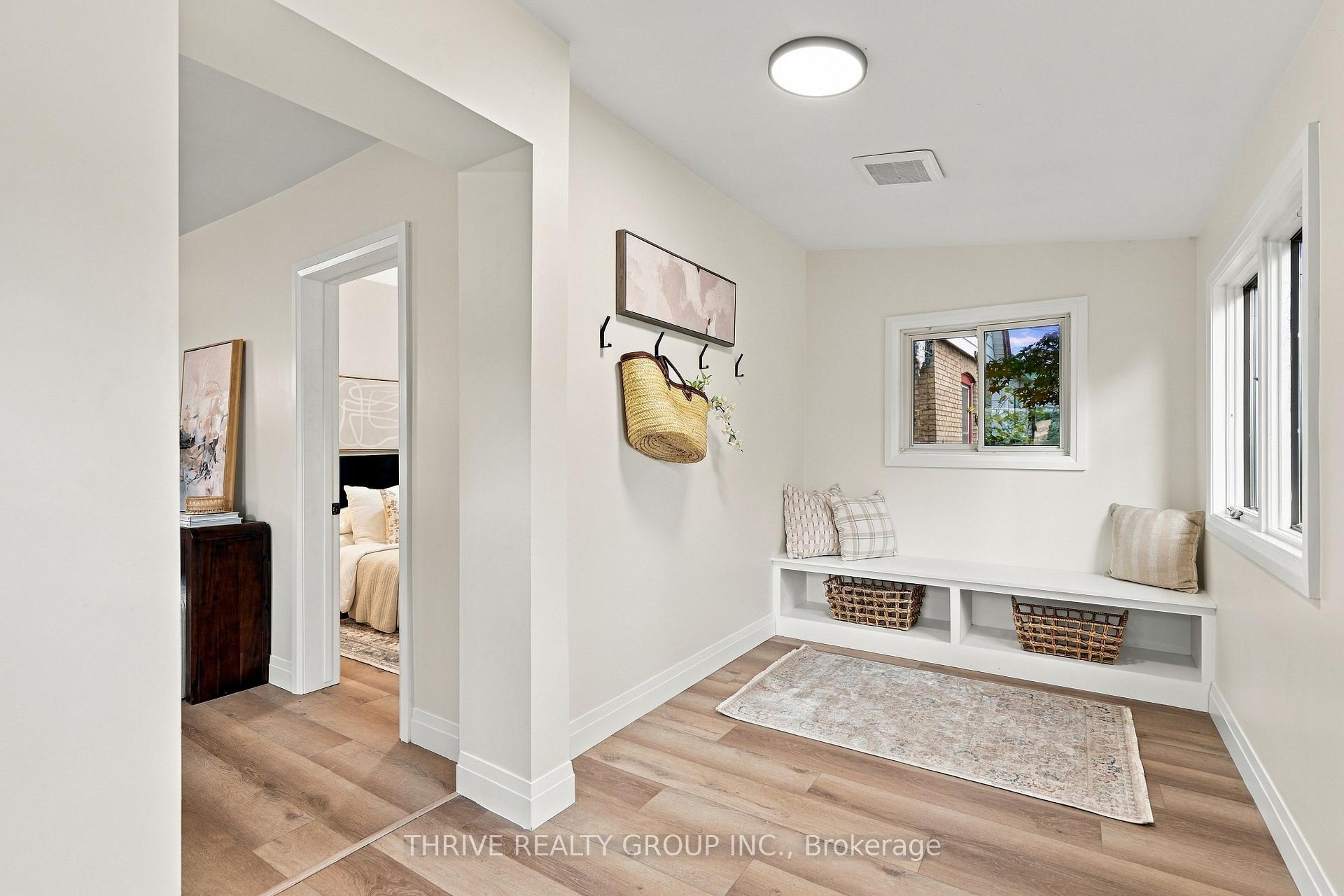 Photo 3 of 33 Glenwood Avenue E, London, East M — HOMEH