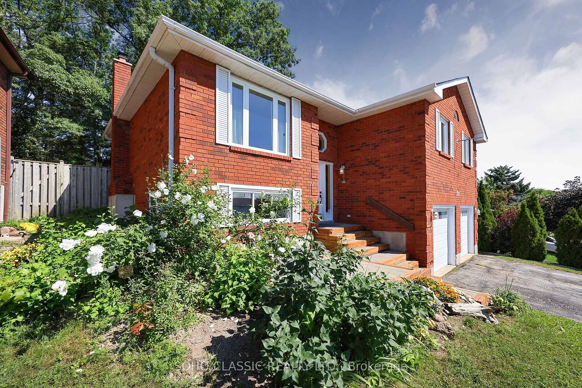 Photo 2 of 301 Leacock Drive, Barrie, Letitia Heights — HOMEH