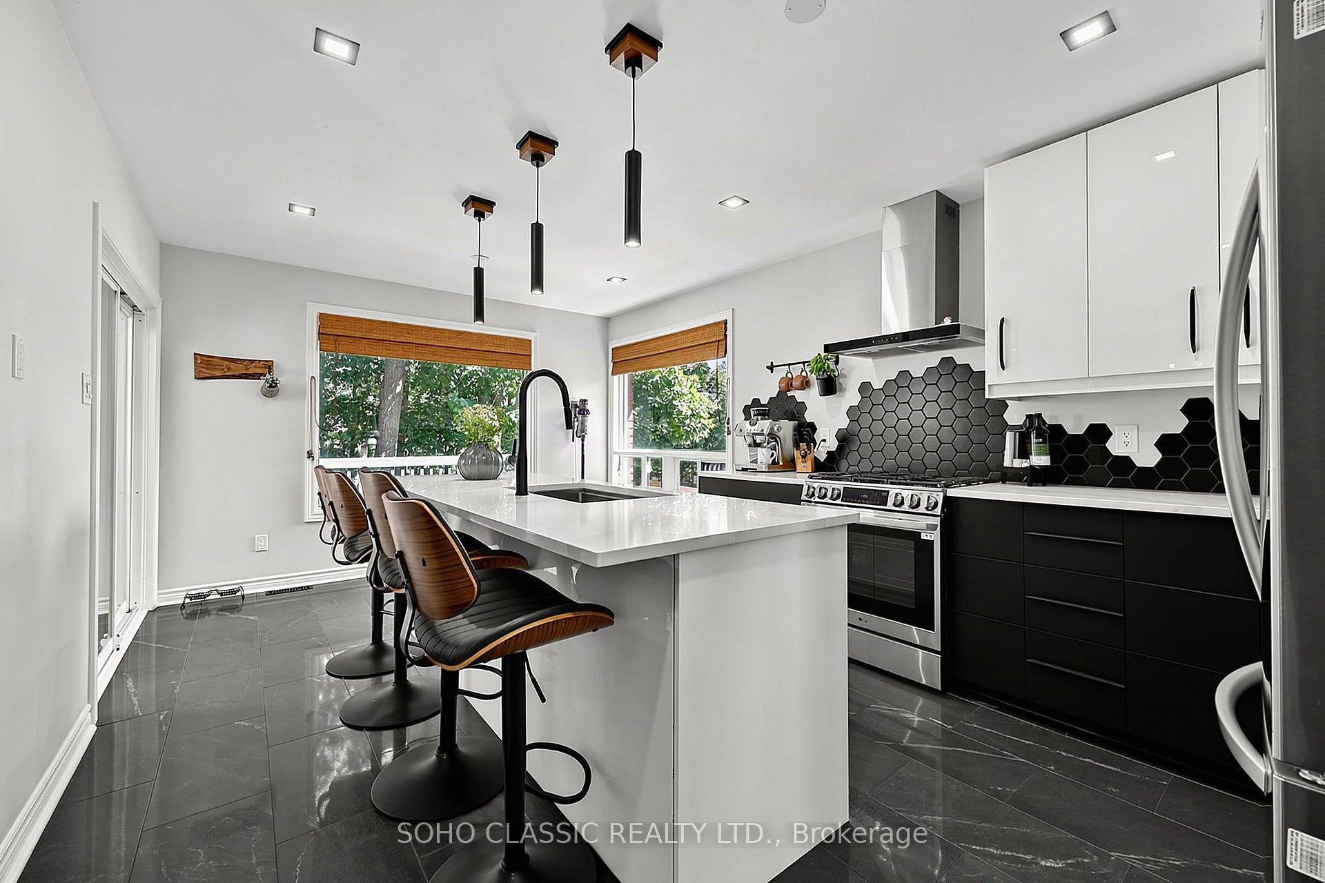 Photo 5 of 301 Leacock Drive, Barrie, Letitia Heights — HOMEH