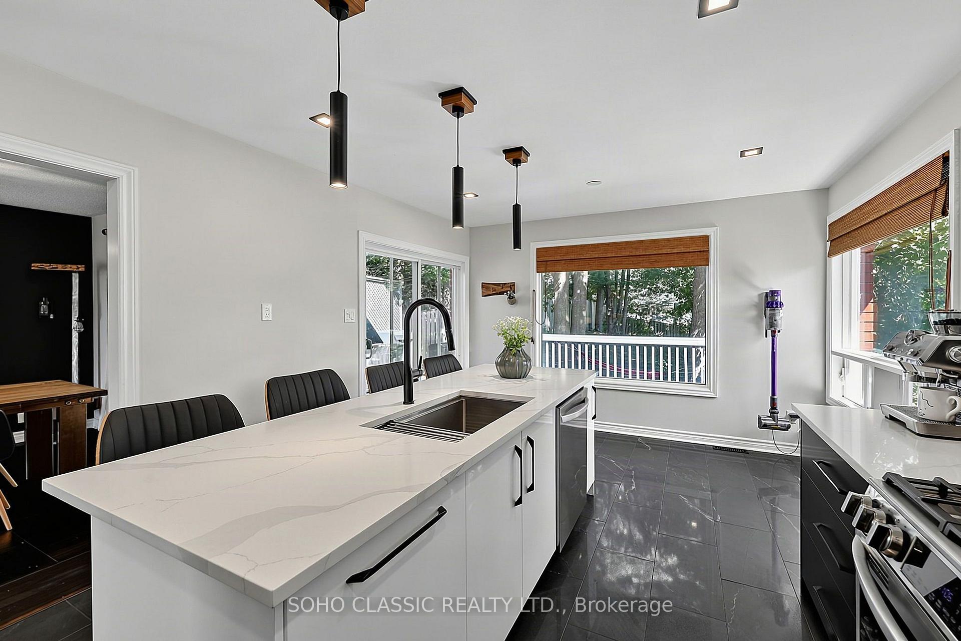 Photo 6 of 301 Leacock Drive, Barrie, Letitia Heights — HOMEH