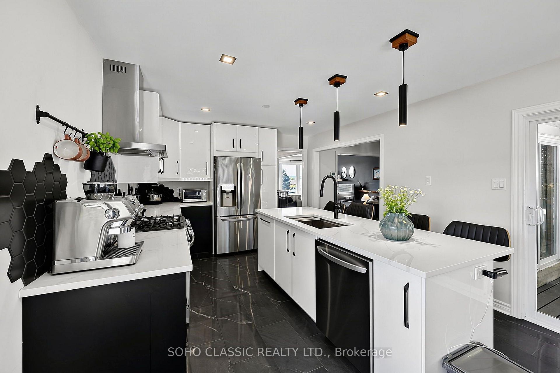 Photo 7 of 301 Leacock Drive, Barrie, Letitia Heights — HOMEH