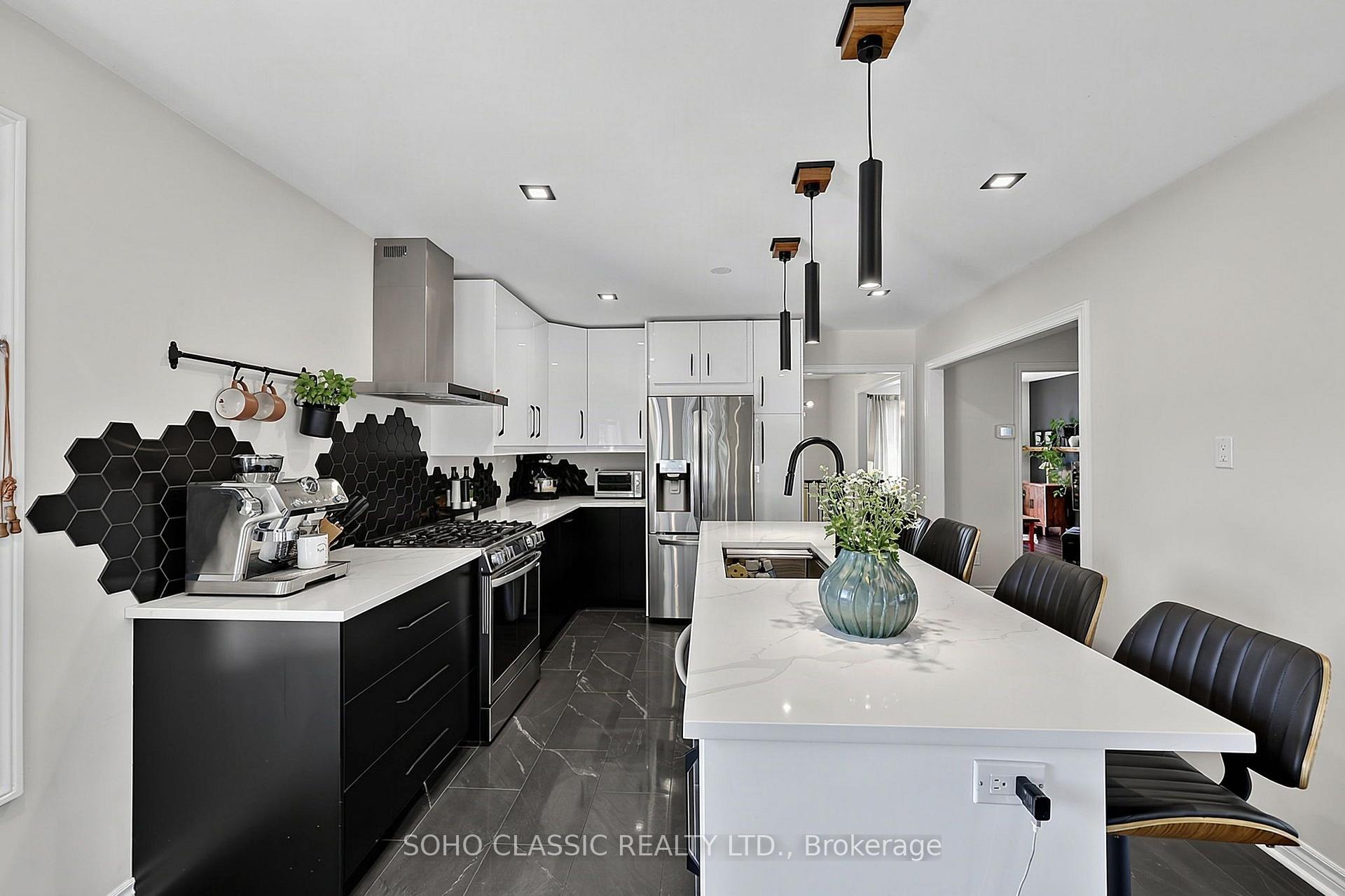 Photo 18 of 301 Leacock Drive, Barrie, Letitia Heights — HOMEH