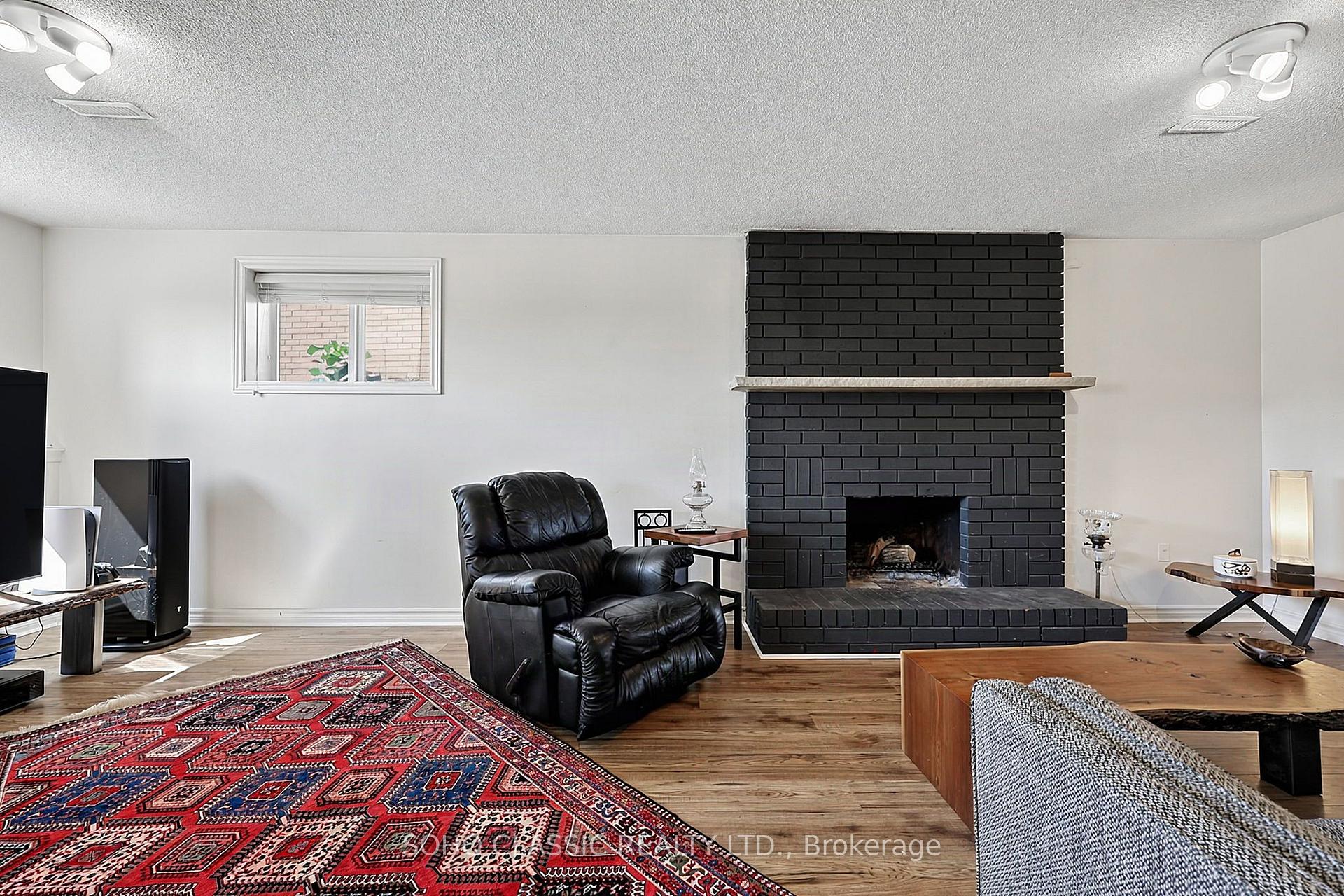 Photo 28 of 301 Leacock Drive, Barrie, Letitia Heights — HOMEH