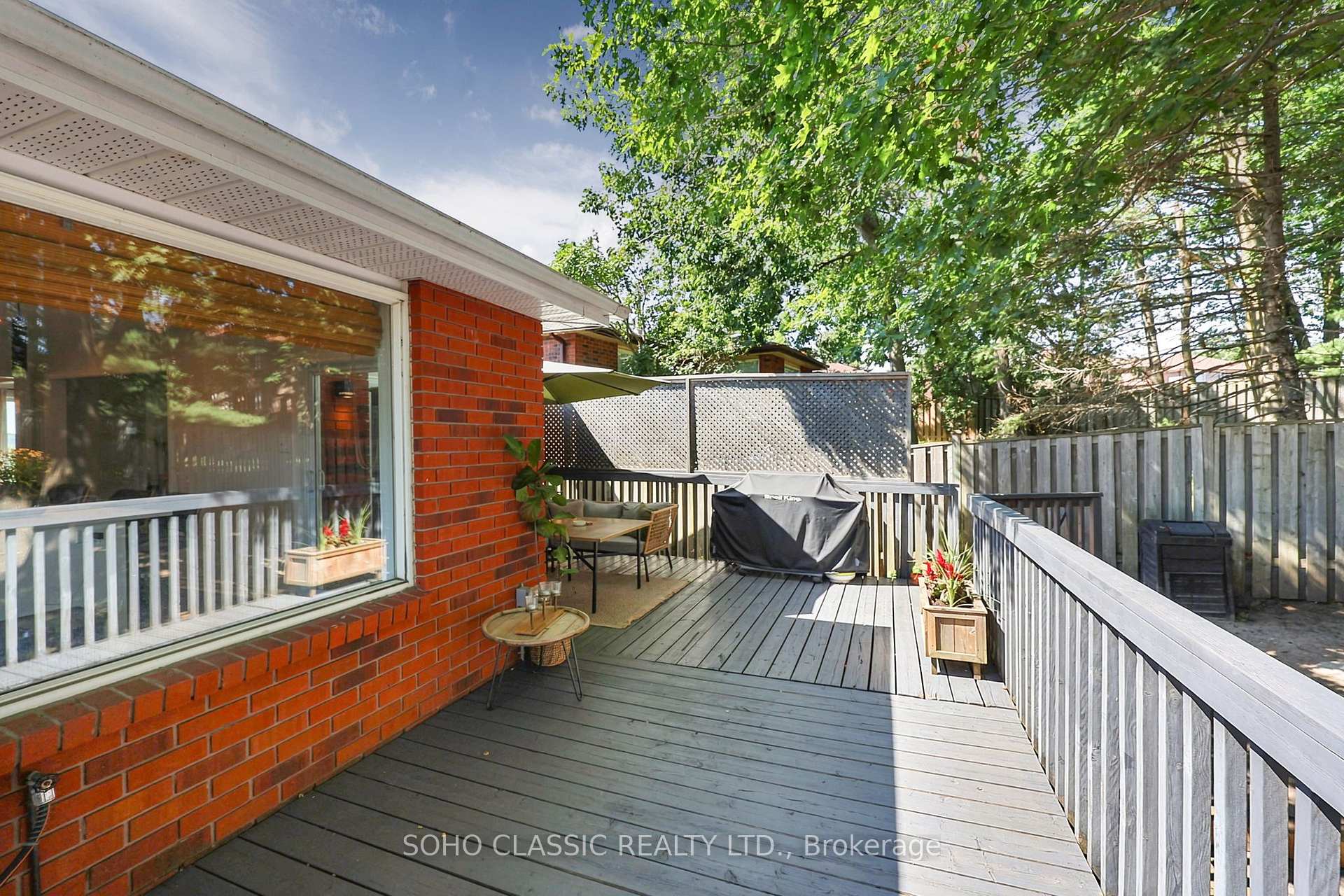 Photo 36 of 301 Leacock Drive, Barrie, Letitia Heights — HOMEH