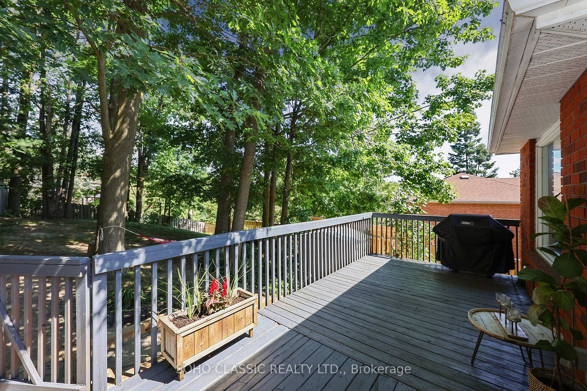 Photo 37 of 301 Leacock Drive, Barrie, Letitia Heights — HOMEH